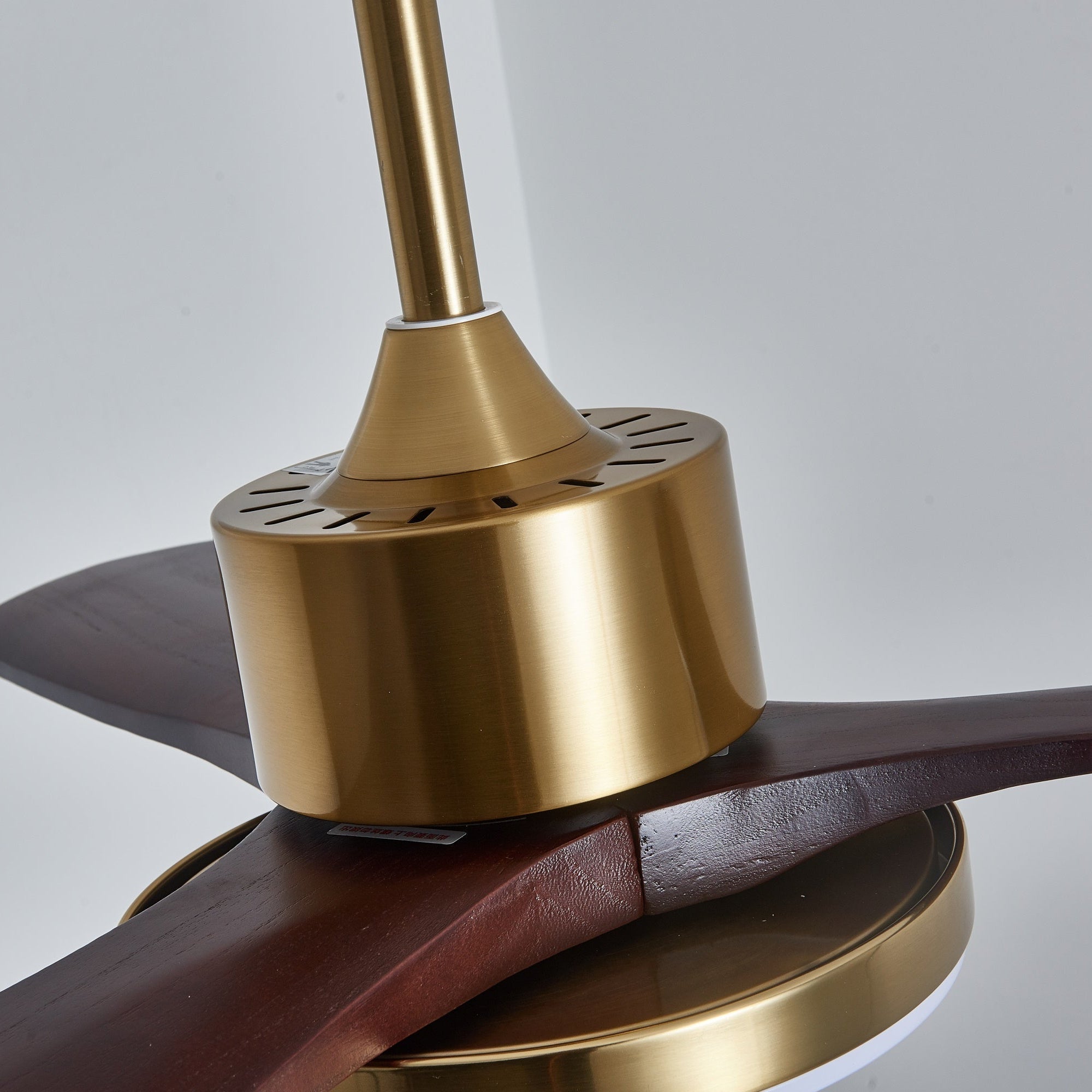 Plafonnier ventilateur Xen moderne en bois, détail du boîtier du moteur en cuivre pur