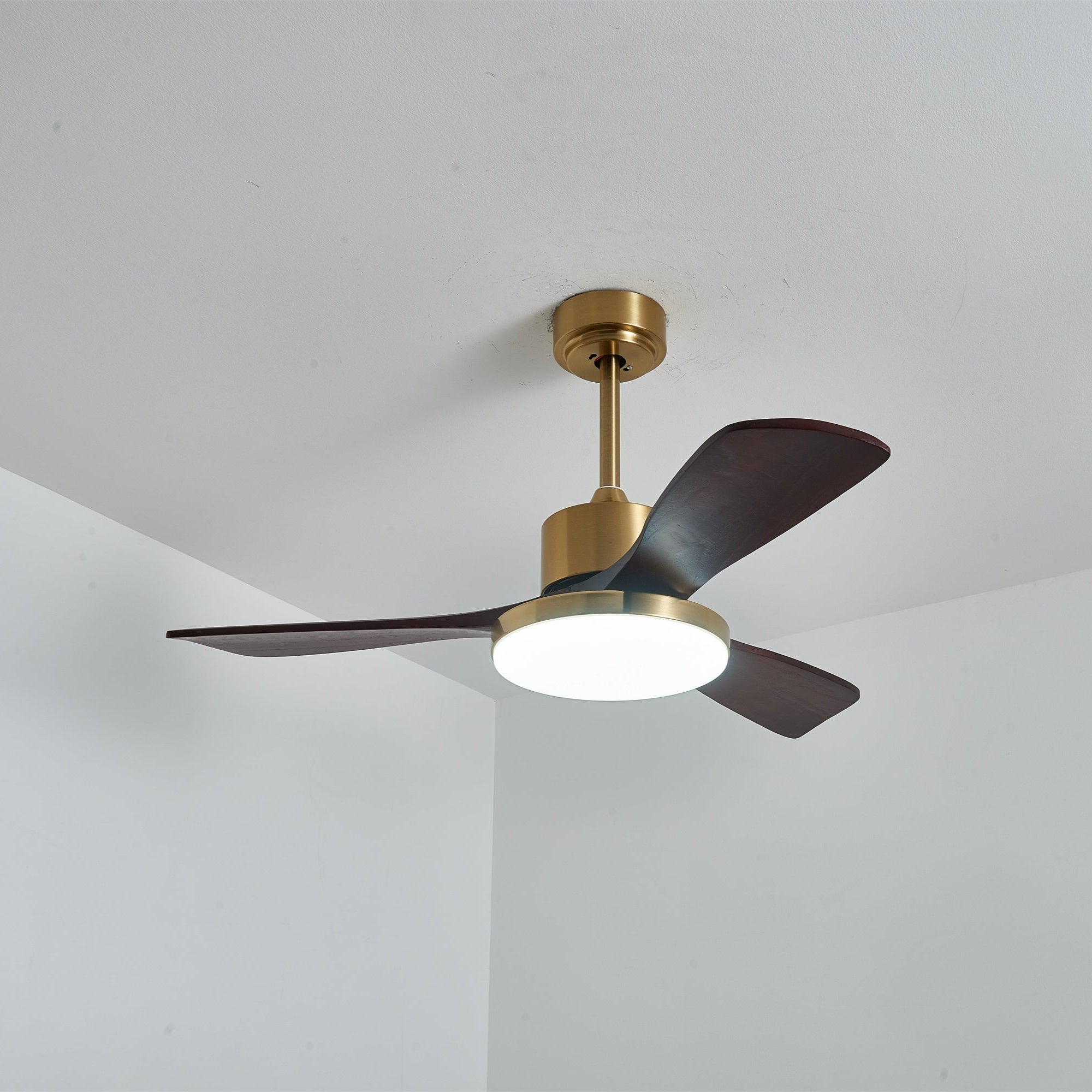 Vue de dessus du plafonnier ventilateur Xen, soulignant son design circulaire