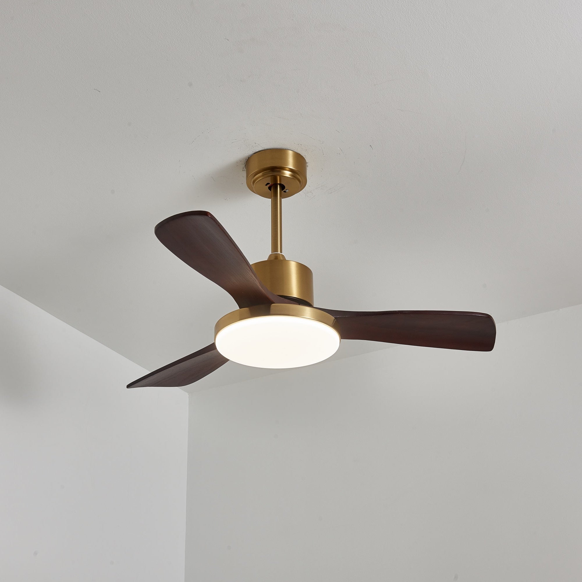 Plafonnier ventilateur Xen moderne en bois, montrant son installation filaire