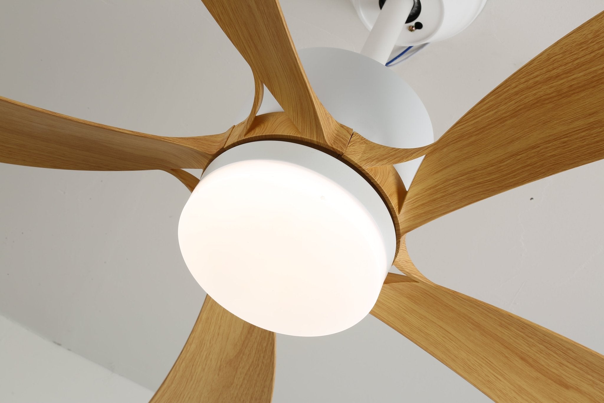 Plafonnier Ventilateur Sylven Moderne en Bois, montrant les différents réglages d'éclairage