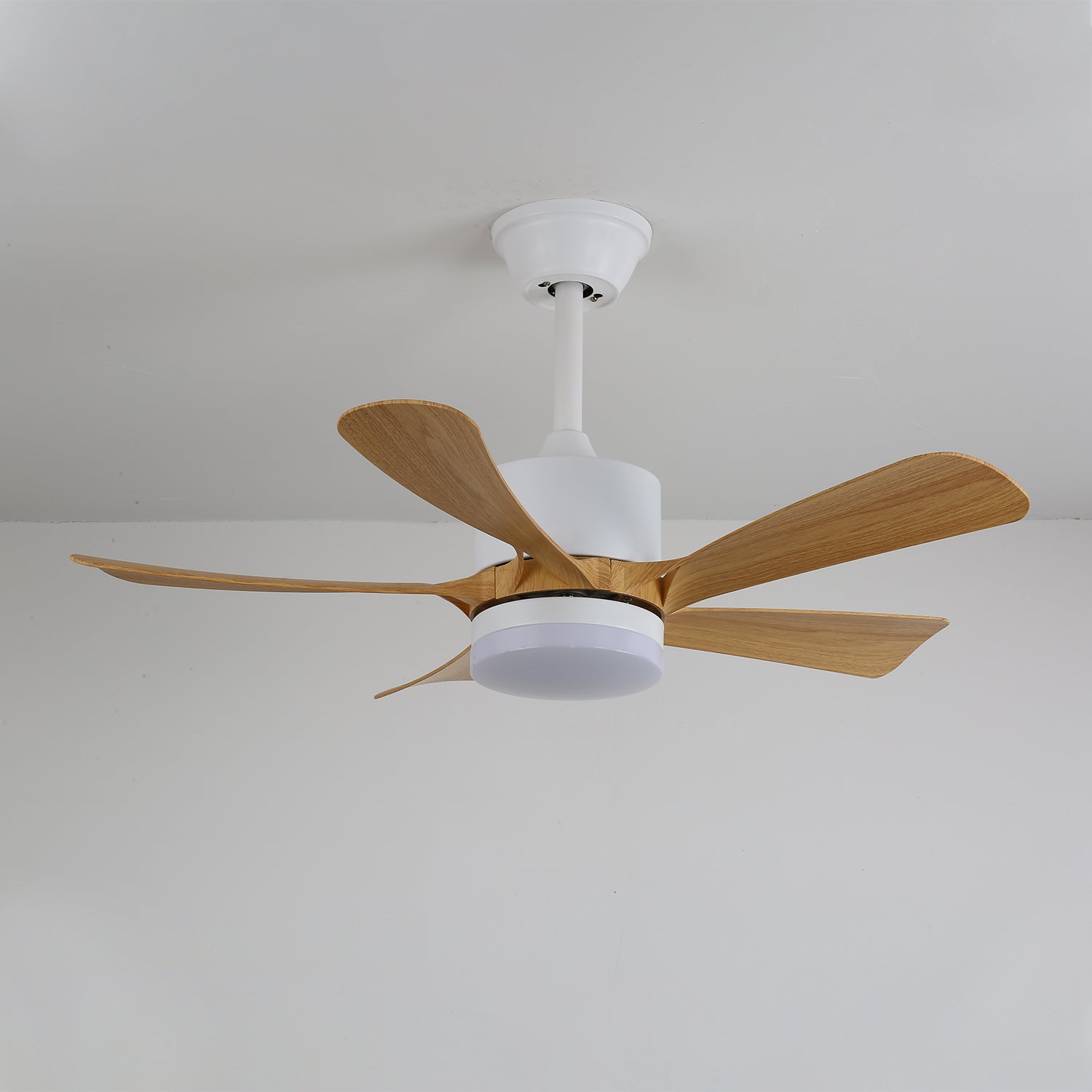 Plafonnier Ventilateur Sylven Moderne en Bois, lumière allumée