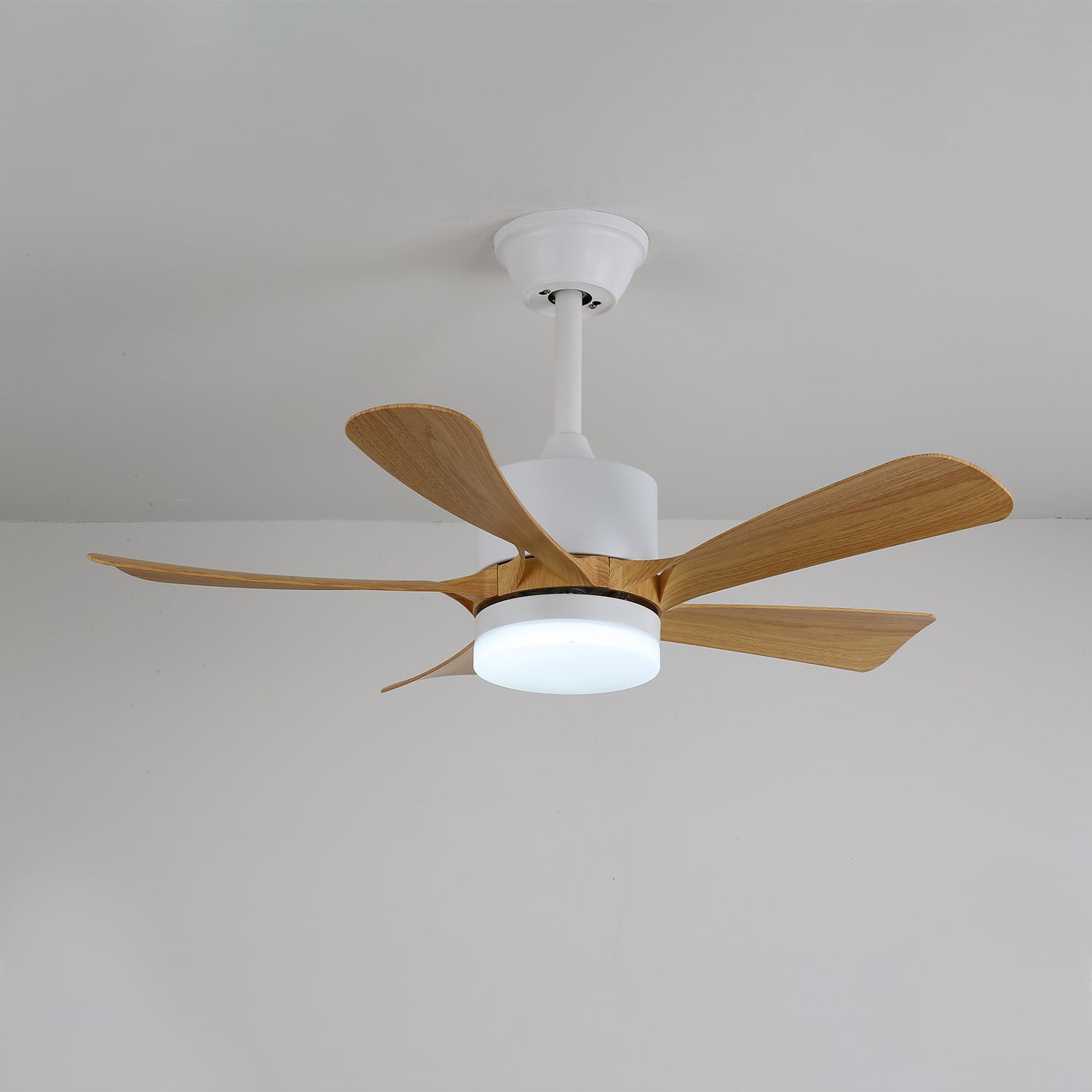Plafonnier Ventilateur Sylven Moderne en Bois, installé dans un salon moderne