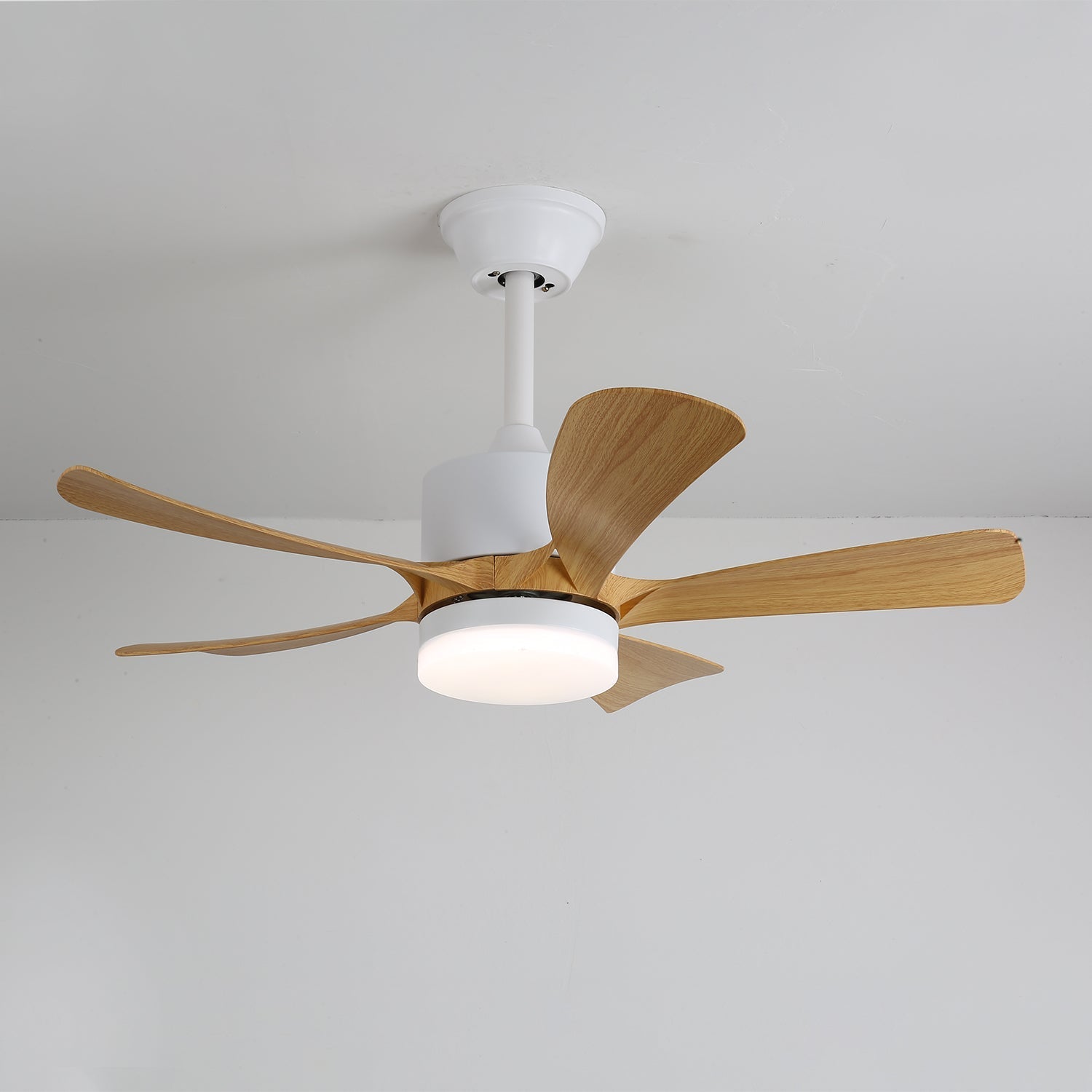 Plafonnier Ventilateur Sylven Moderne en Bois, détail du cadre métallique et de l'abat-jour en acrylique