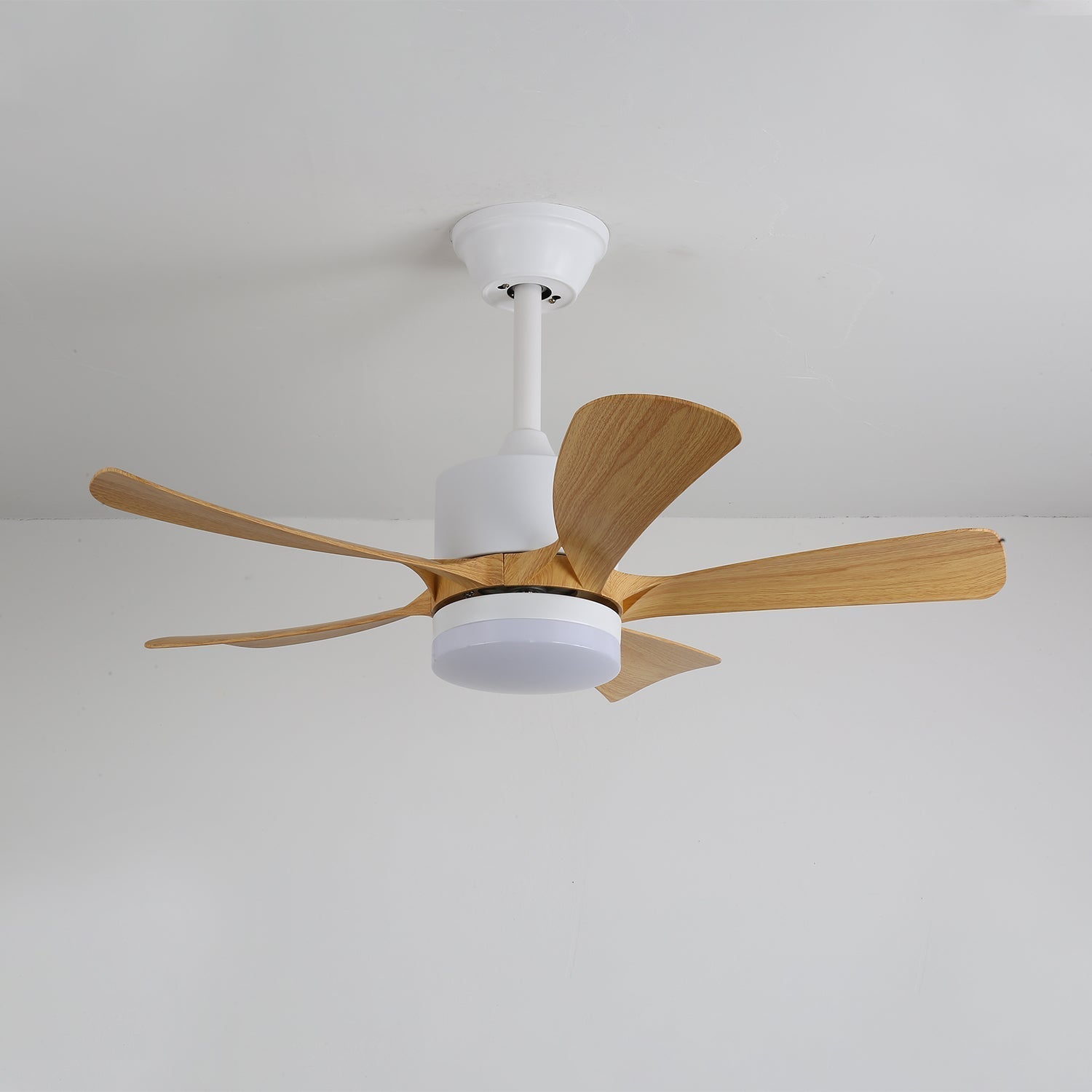 Plafonnier Ventilateur Sylven Moderne en Bois, vue latérale montrant le design des pales