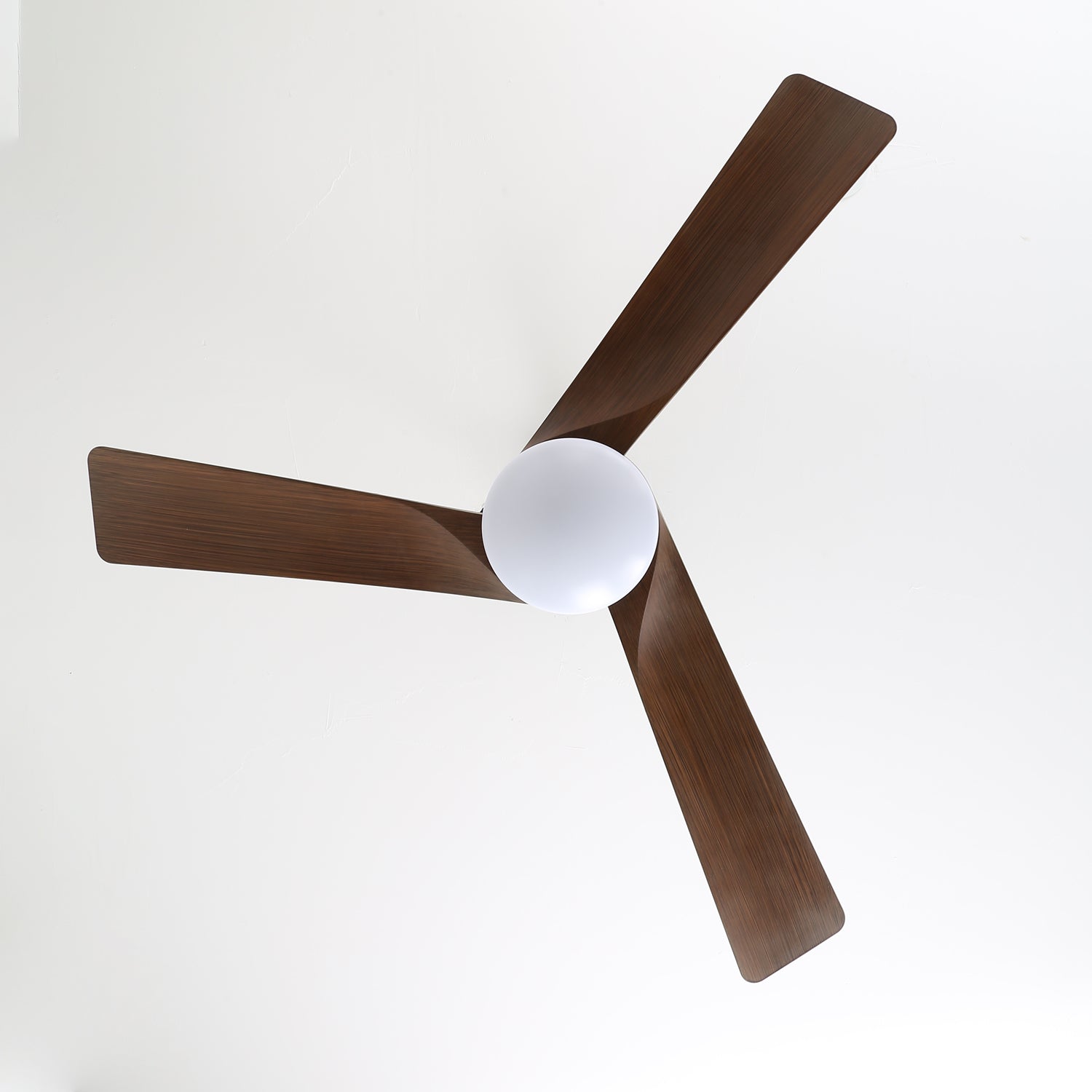 Ventilateur de plafond moderne en bois Evraeis en finition noire