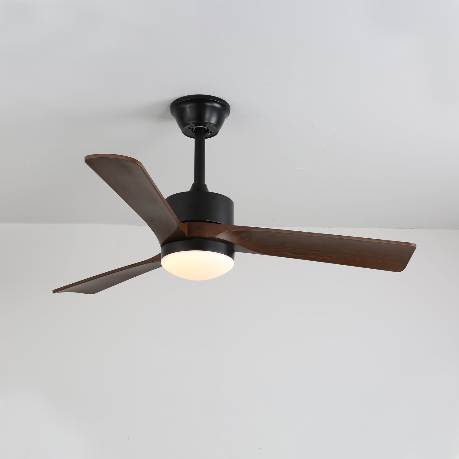 Ventilateur de plafond moderne en bois Evraeis avec pales déployées
