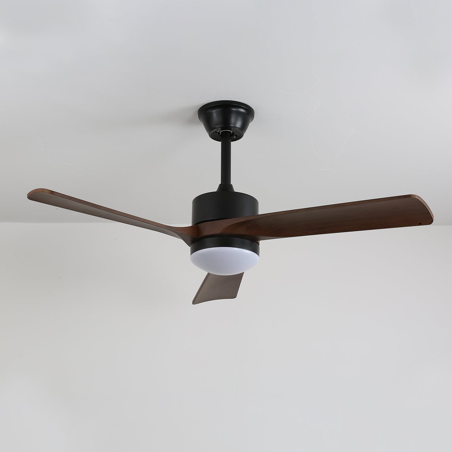Ventilateur de plafond moderne en bois Evraeis dans un décor de pièce