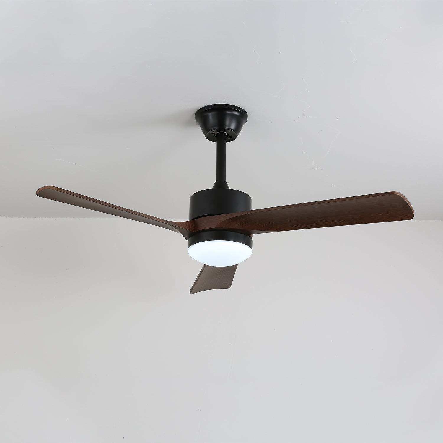 Détail des pales de ventilateur en bois du ventilateur de plafond Evraeis