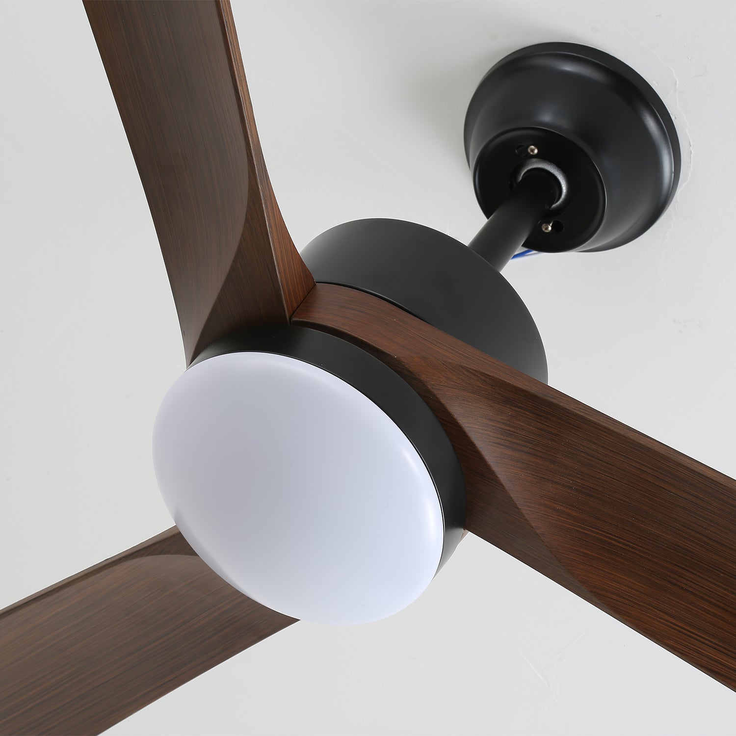 Ventilateur de plafond moderne en bois Evraeis montrant la fixation au plafond