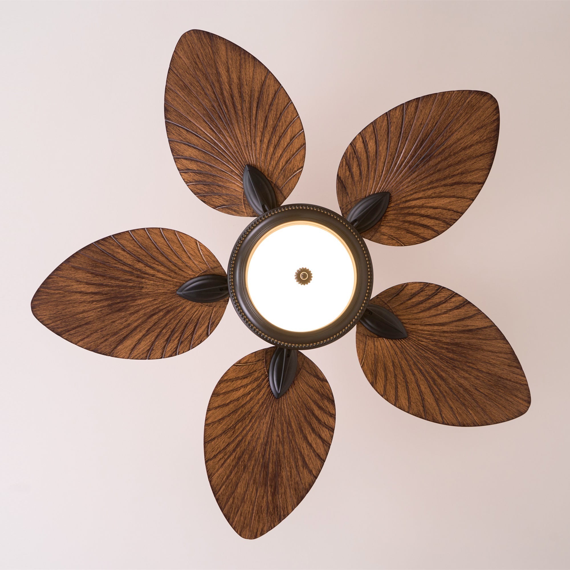 Plafonnier ventilateur Virel en bois tropical, présentant des pales en ABS