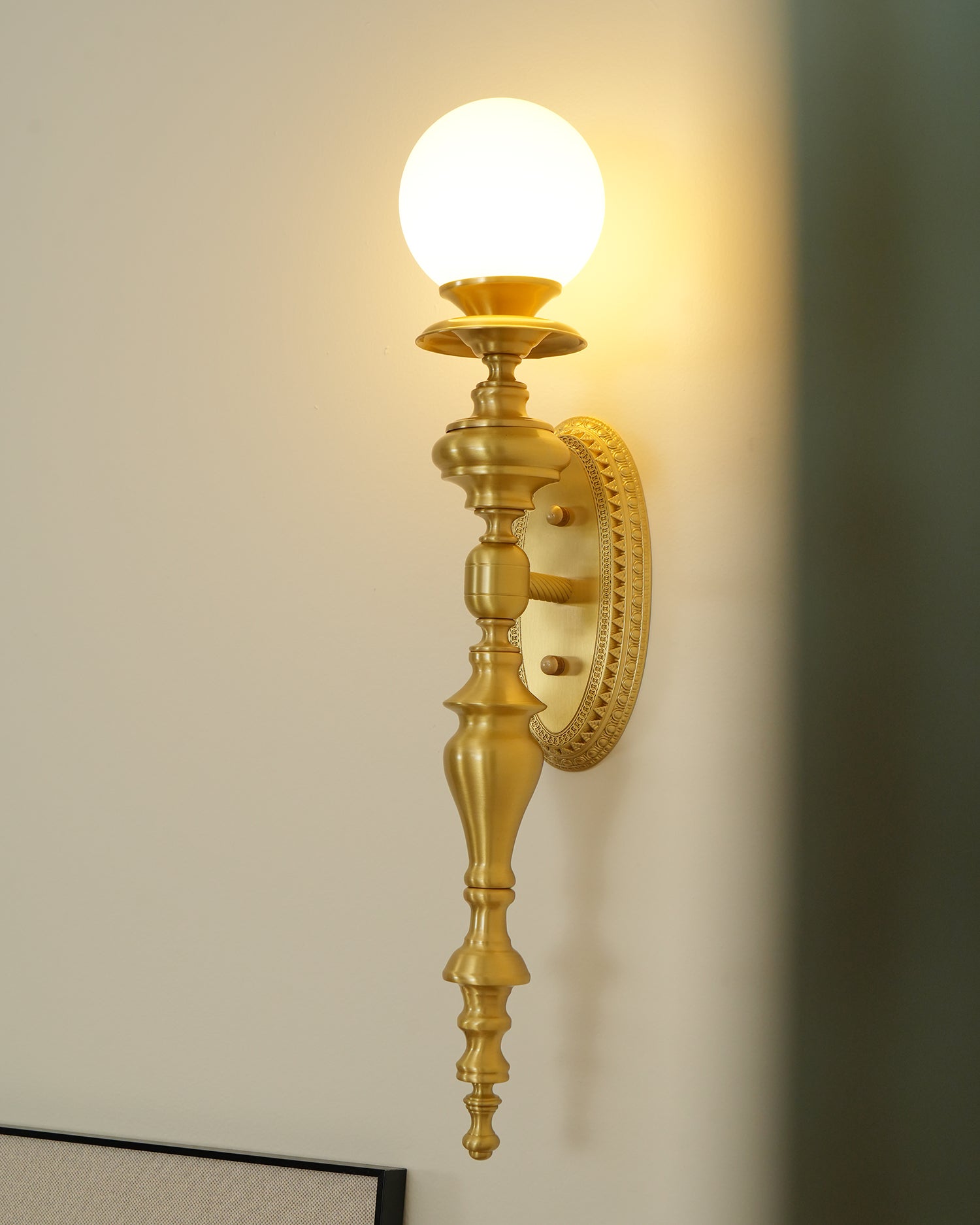 Nara Applique Murale Classique Élégante en Laiton - Neutralighting