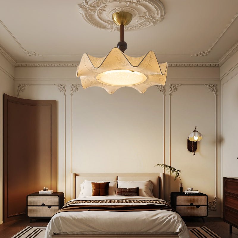 Cyrie Plafonnier en Tissu Gravé à Motif Floral et Bois - Neutralighting