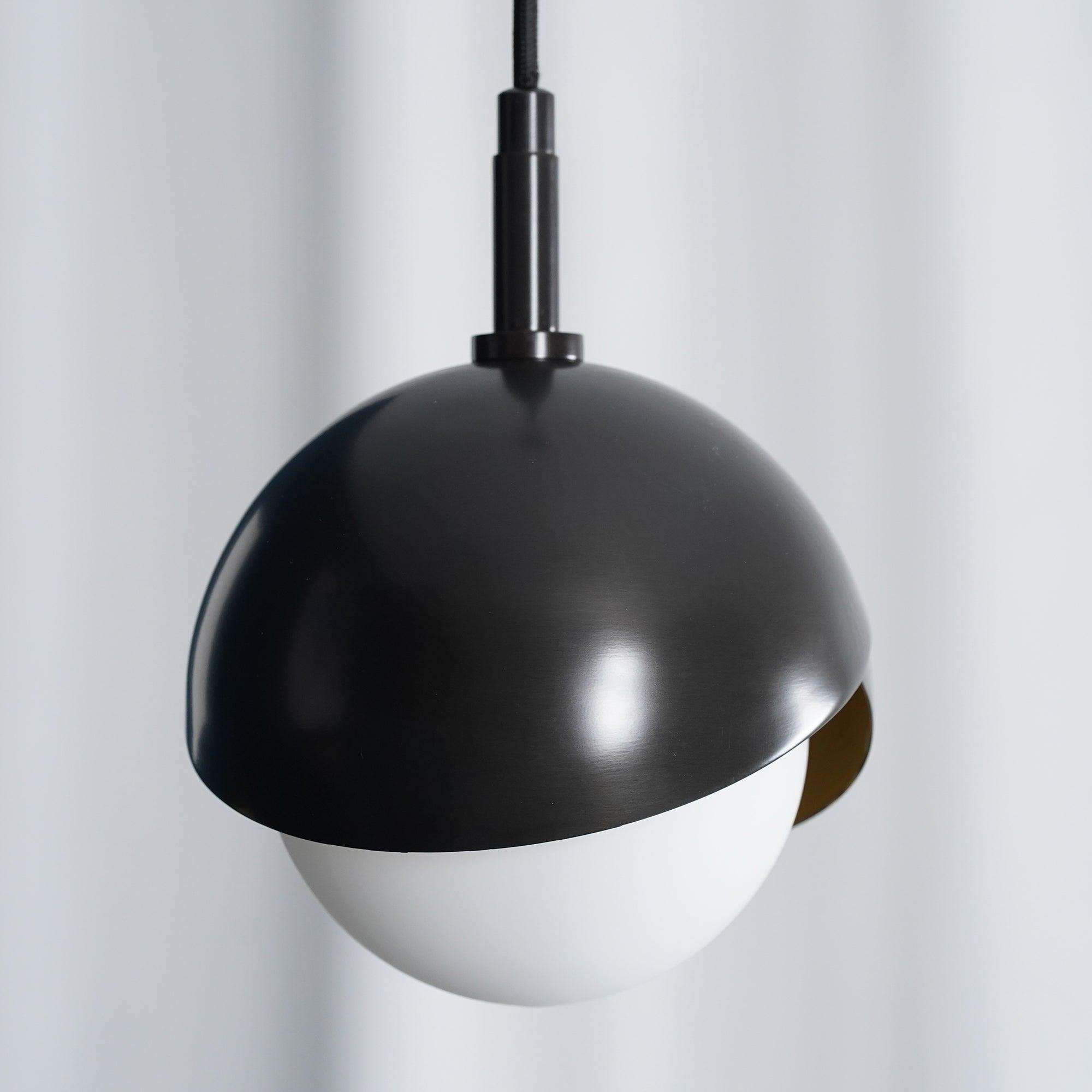Solara Lampe Suspendue en Laiton Globe Opale Emboîté Moderne - Neutralighting