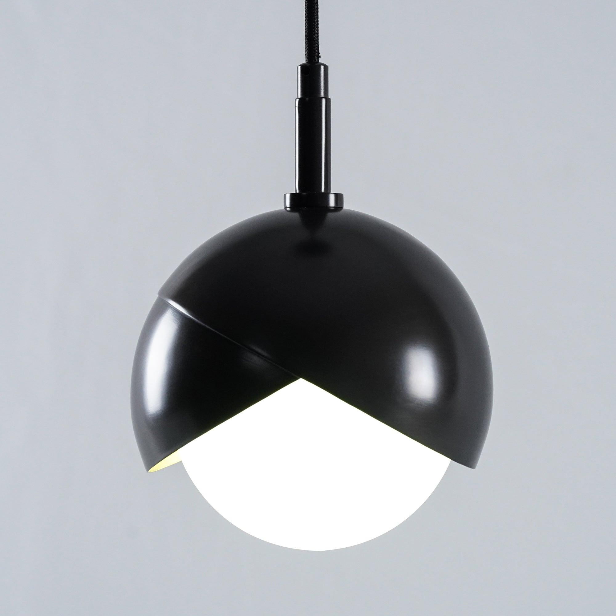 Solara Lampe Suspendue en Laiton Globe Opale Emboîté Moderne - Neutralighting