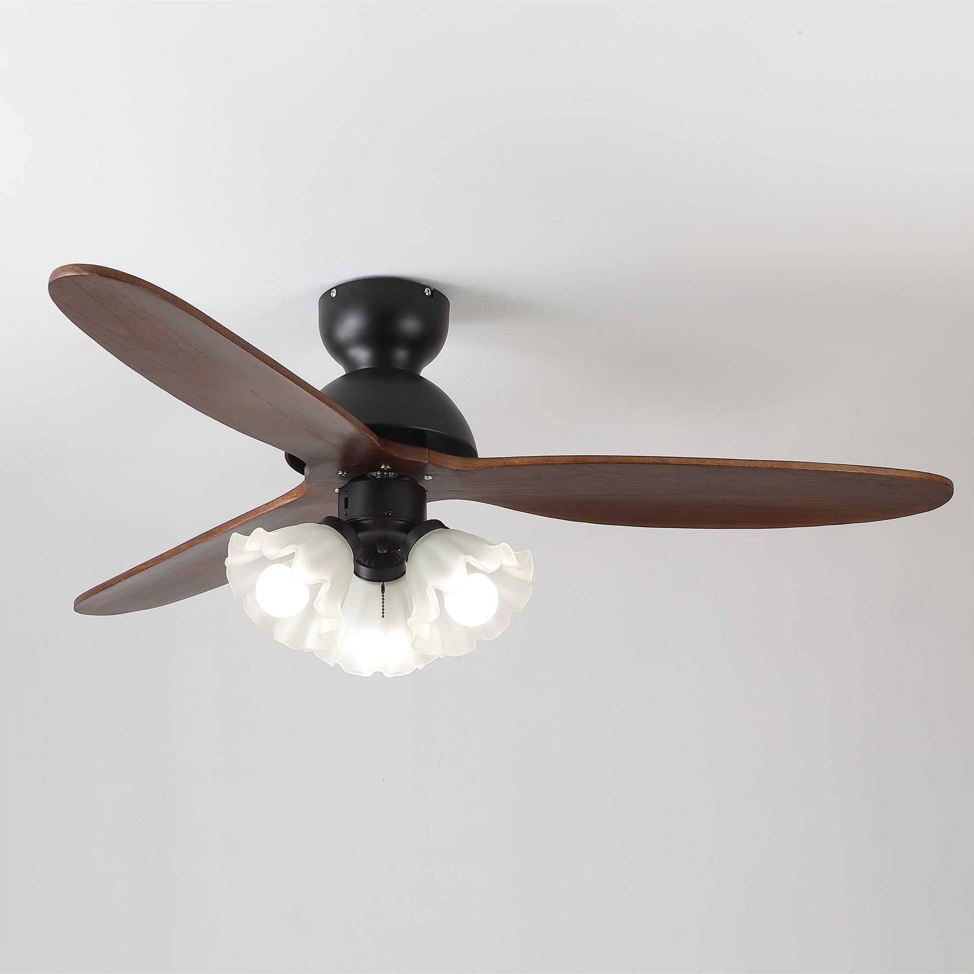 Plafonnier Ventilateur Novrik Air, gros plan sur les pales en bois
