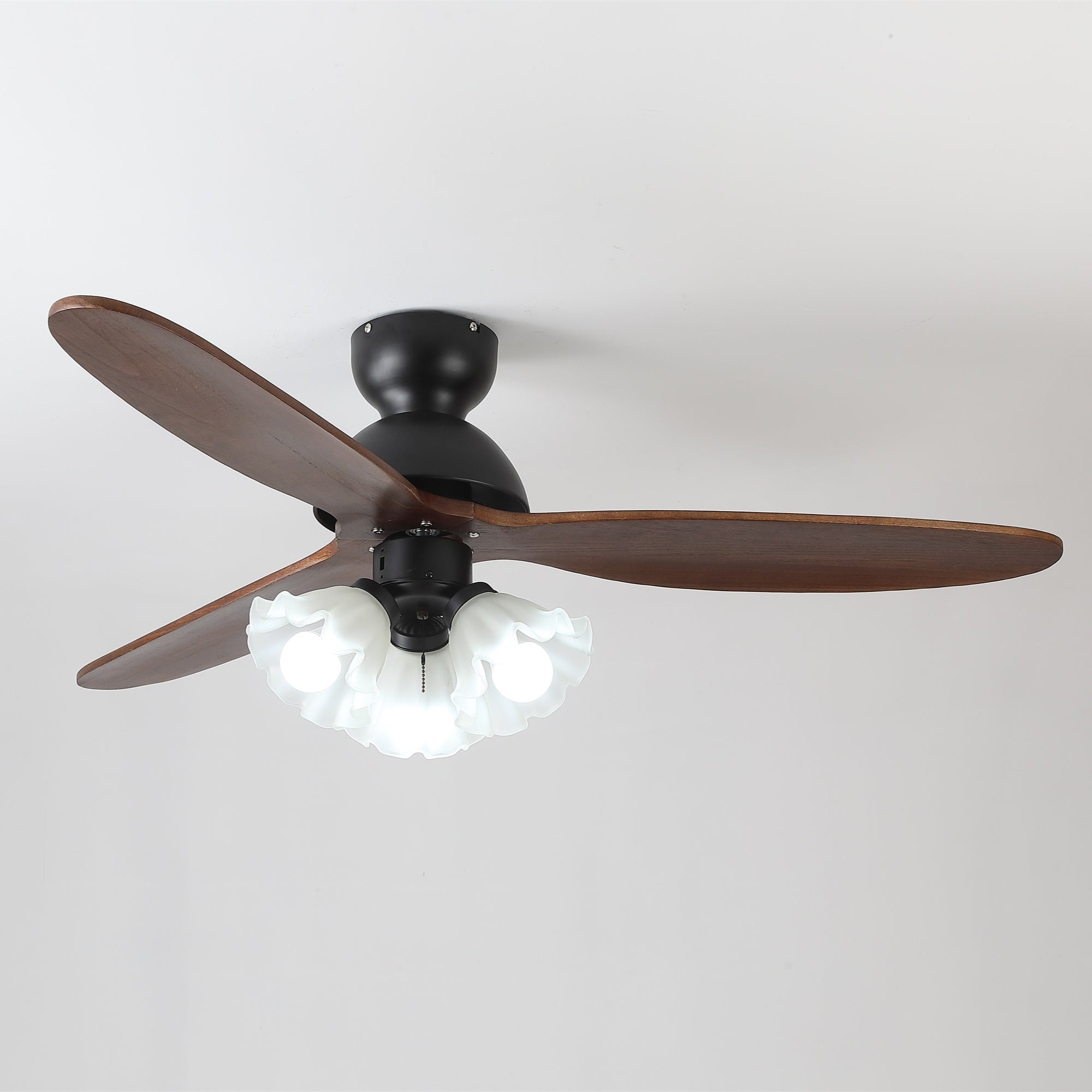 Plafonnier Ventilateur Novrik Air, montrant la lumière LED intégrée