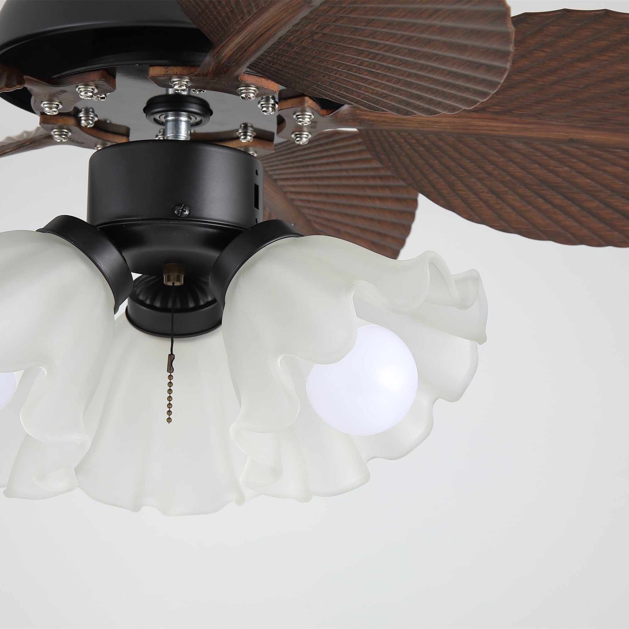 Plafonnier ventilateur Qers illuminant une pièce.