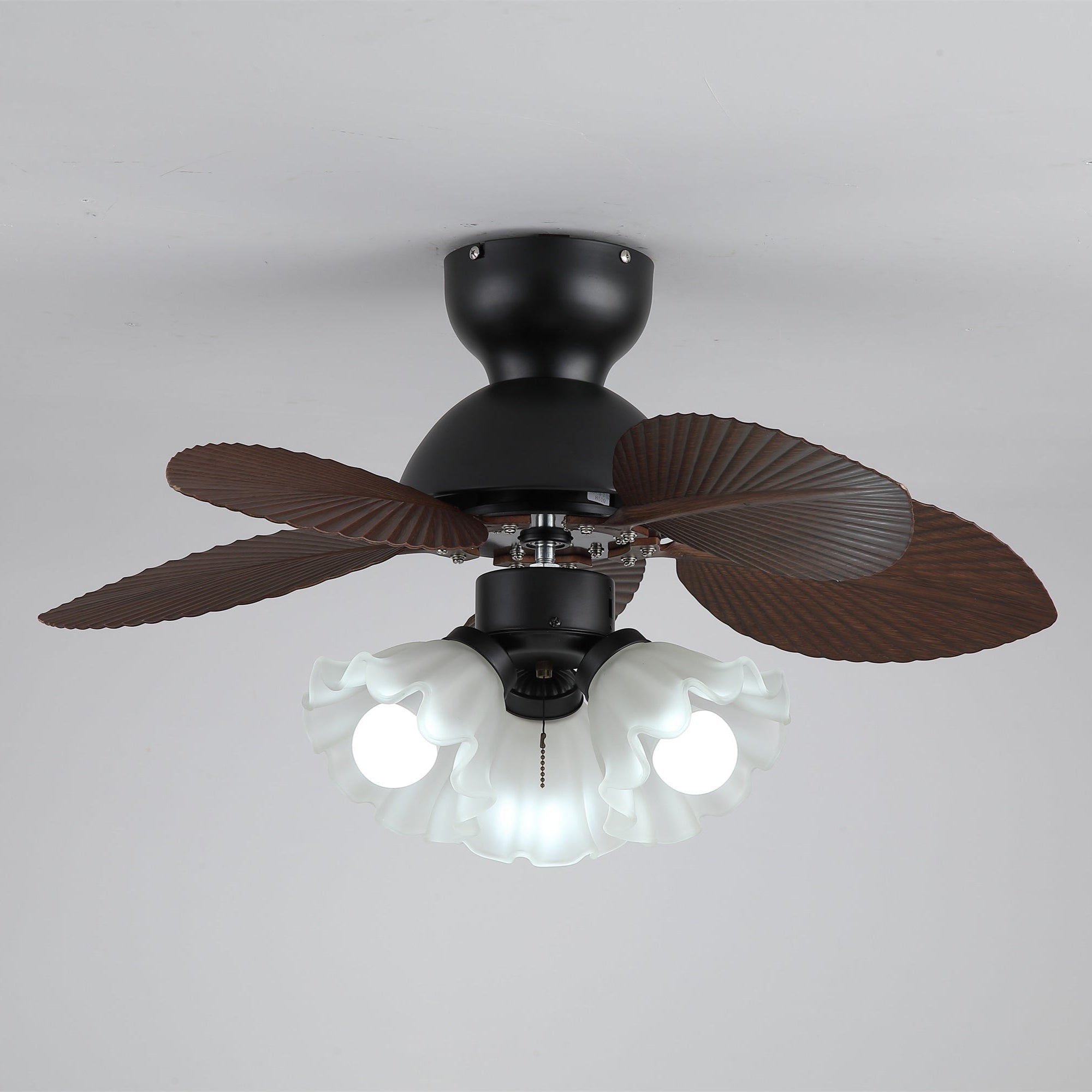 Plafonnier ventilateur Qers dans une option de finition noire.