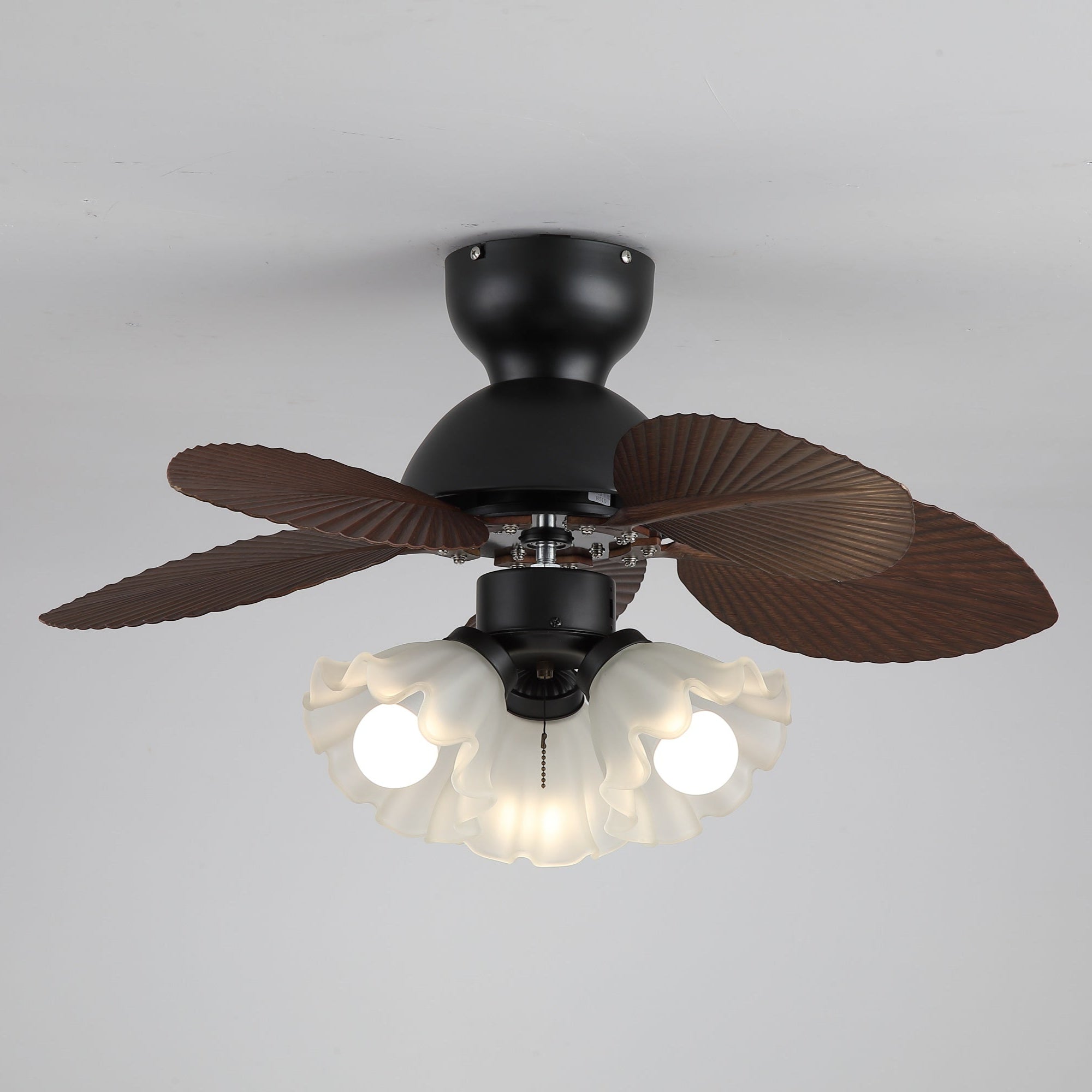 Plafonnier ventilateur Qers montrant sa connexion filaire.