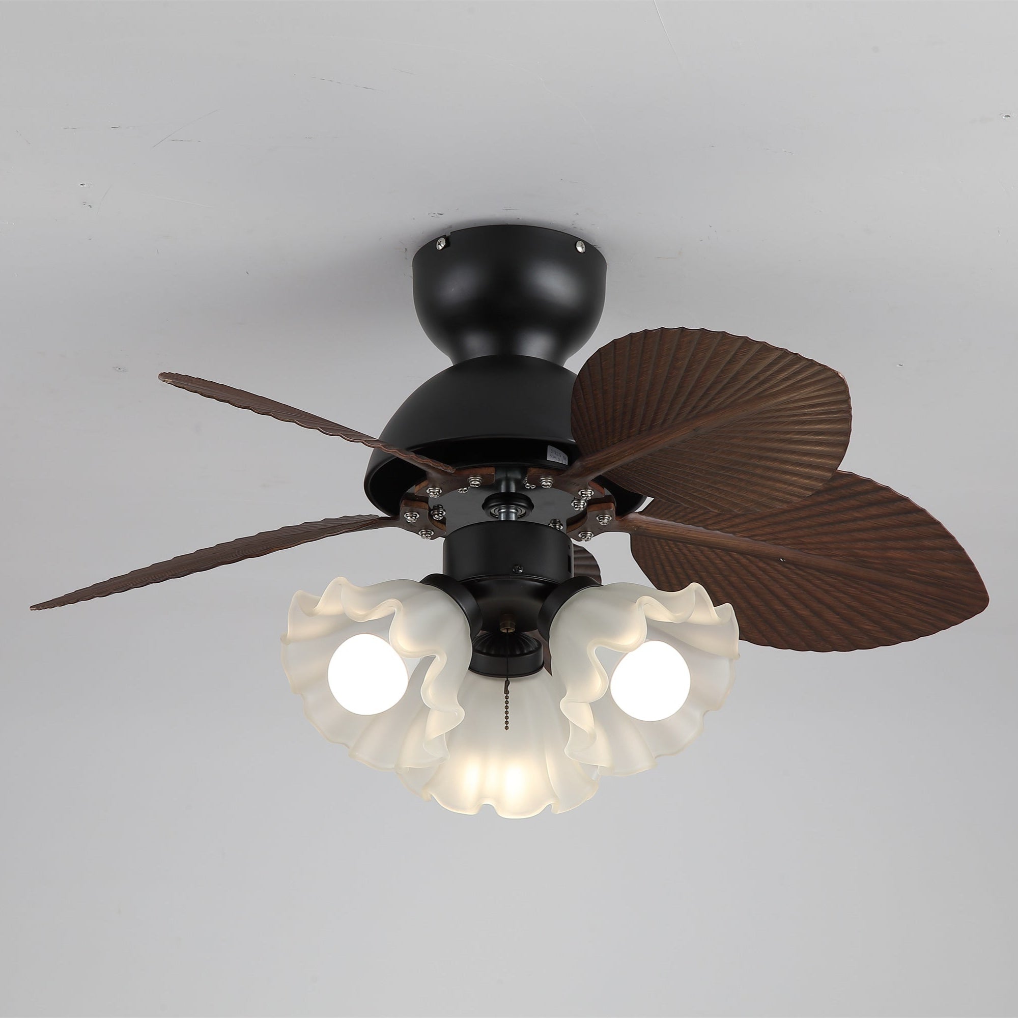 Plafonnier ventilateur Qers avec ses pales et sa source lumineuse.