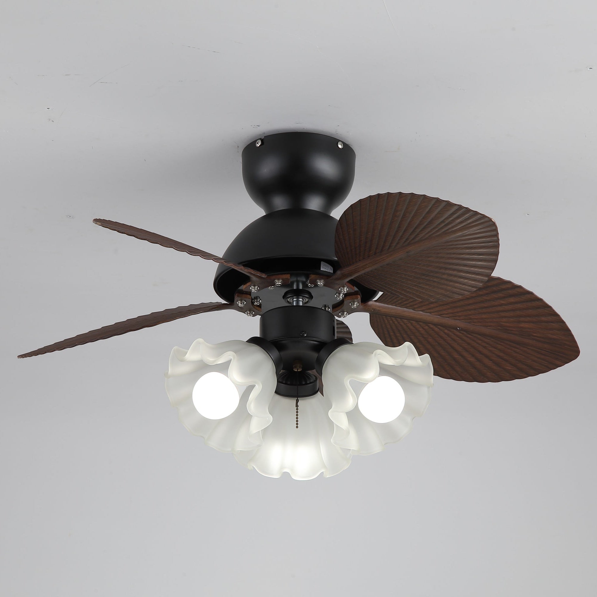 Vue rapprochée du cadre métallique et de l'abat-jour en verre du plafonnier ventilateur Qers.
