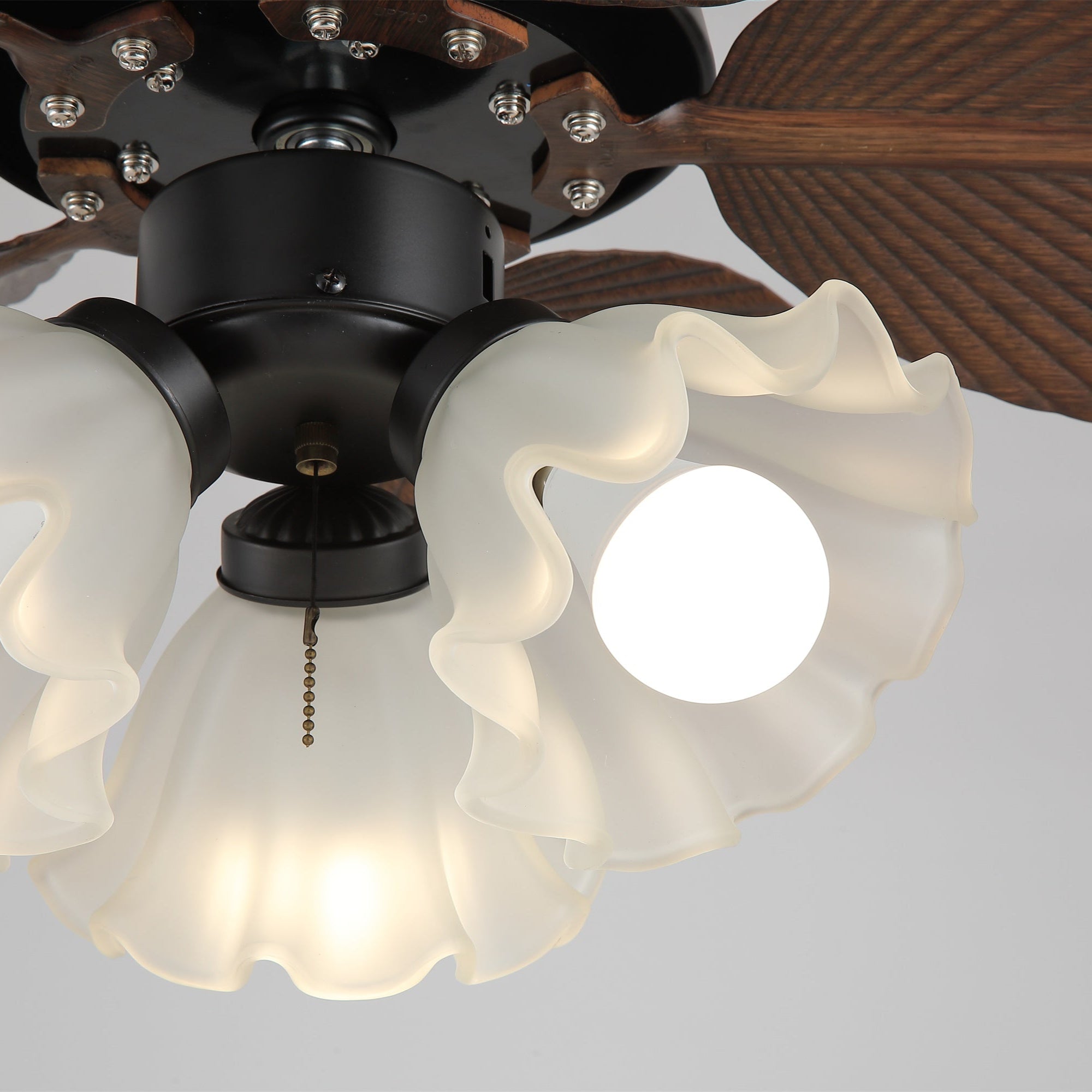 Plafonnier ventilateur Qers présentant sa finition noyer.