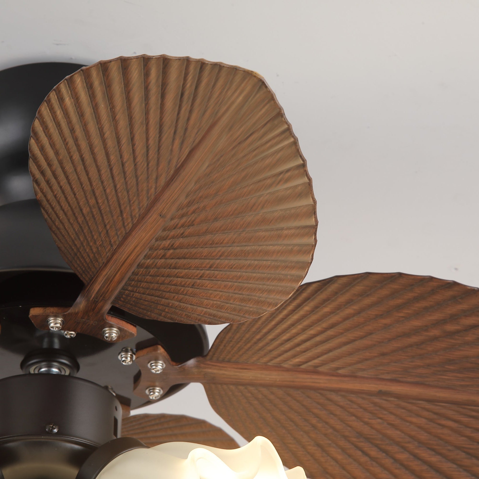 Vue détaillée des pales en ABS du plafonnier ventilateur Qers.