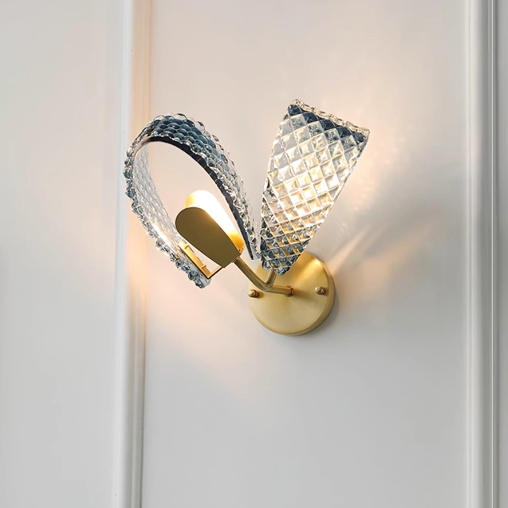 Aira Applique Murale Bleue en Verre Nervuré avec Bras en Laiton, Style Chic et Glamour - Neutralighting