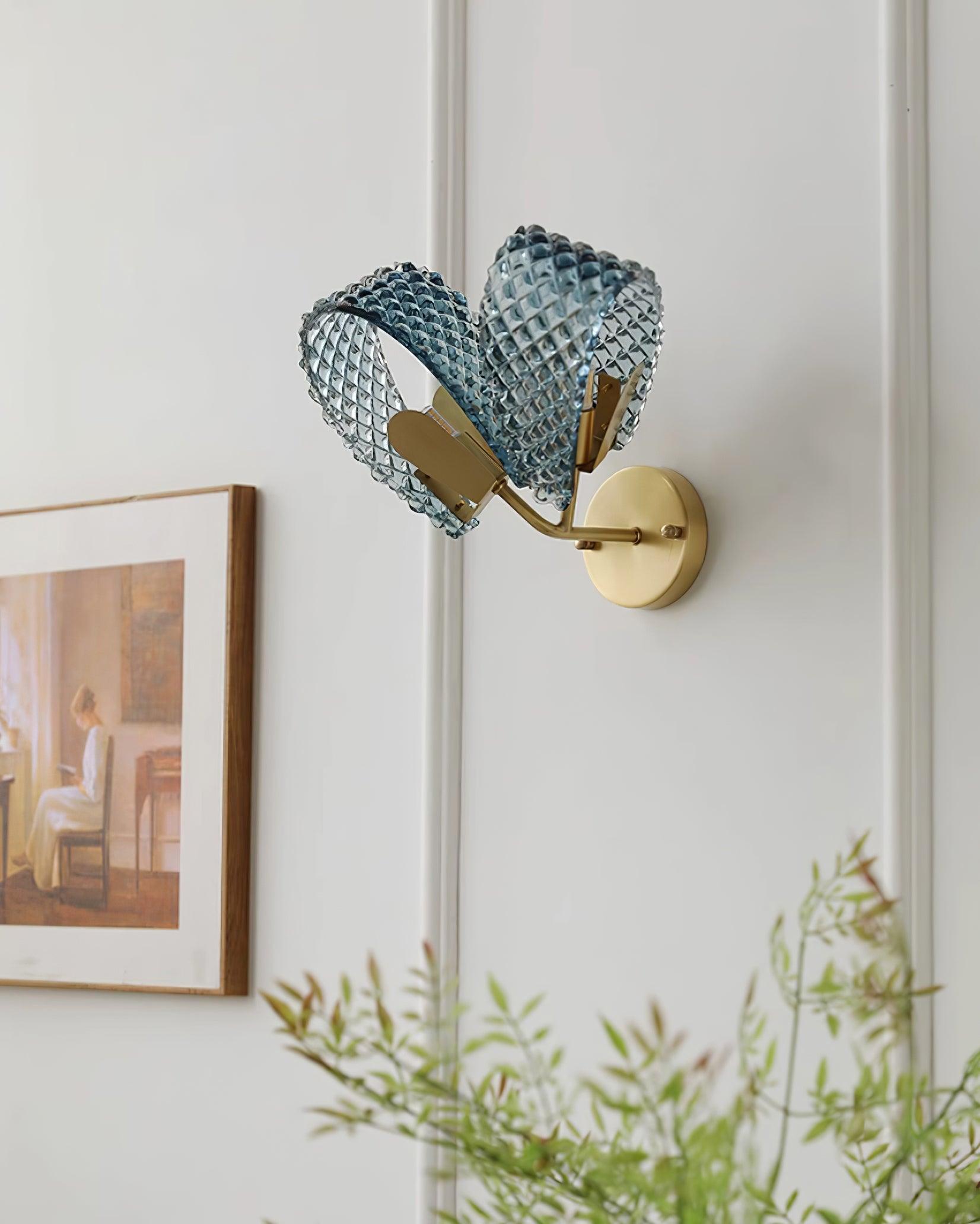 Aira Applique Murale Bleue en Verre Nervuré avec Bras en Laiton, Style Chic et Glamour - Neutralighting