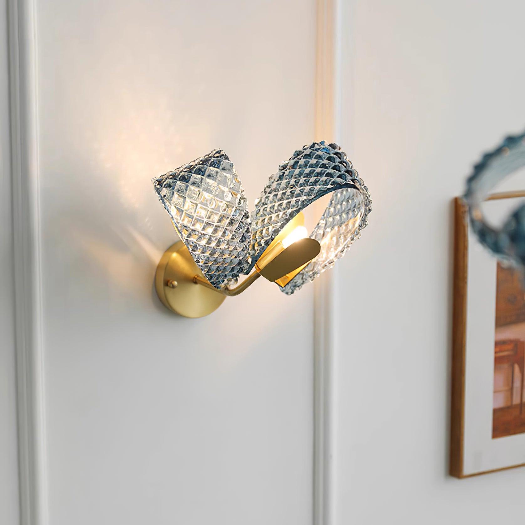 Aira Applique Murale Bleue en Verre Nervuré avec Bras en Laiton, Style Chic et Glamour - Neutralighting