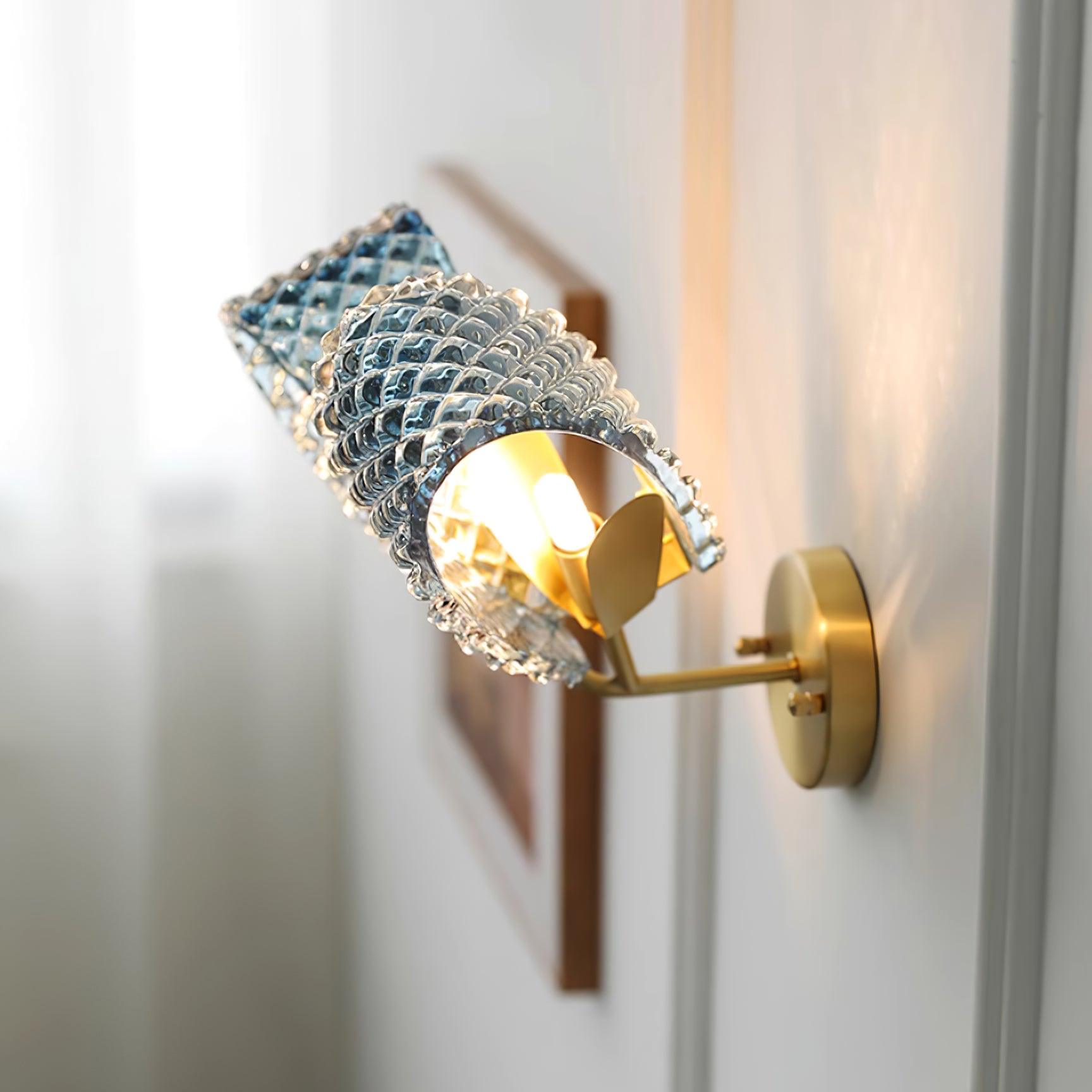 Aira Applique Murale Bleue en Verre Nervuré avec Bras en Laiton, Style Chic et Glamour - Neutralighting