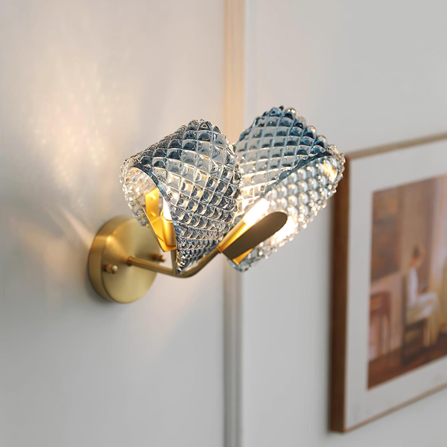 Aira Applique Murale Bleue en Verre Nervuré avec Bras en Laiton, Style Chic et Glamour - Neutralighting