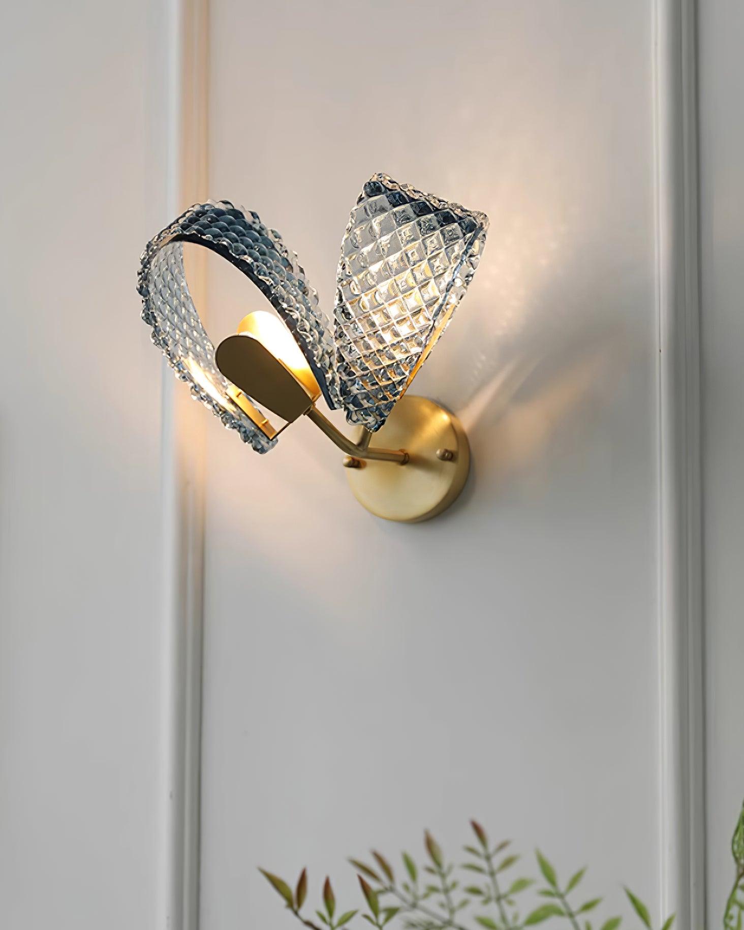 Aira Applique Murale Bleue en Verre Nervuré avec Bras en Laiton, Style Chic et Glamour - Neutralighting
