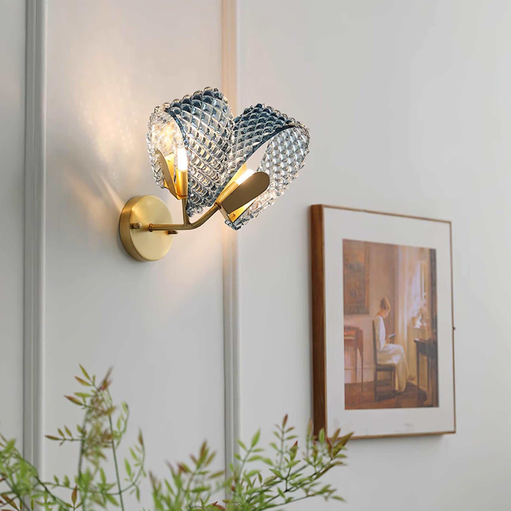Aira Applique Murale Bleue en Verre Nervuré avec Bras en Laiton, Style Chic et Glamour - Neutralighting