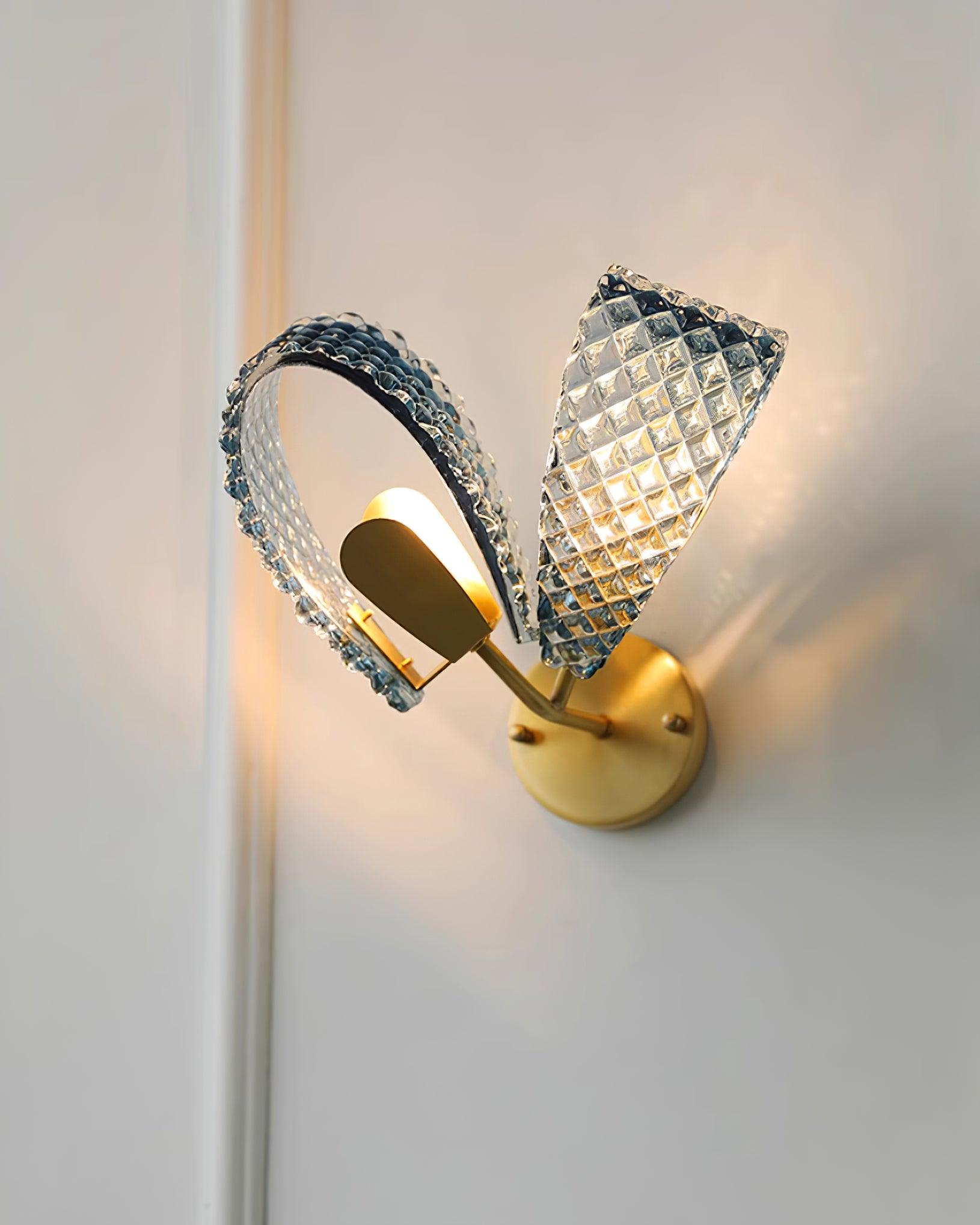 Aira Applique Murale Bleue en Verre Nervuré avec Bras en Laiton, Style Chic et Glamour - Neutralighting