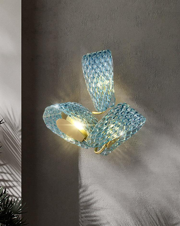 Aira Applique Murale Bleue en Verre Nervuré avec Bras en Laiton, Style Chic et Glamour - Neutralighting