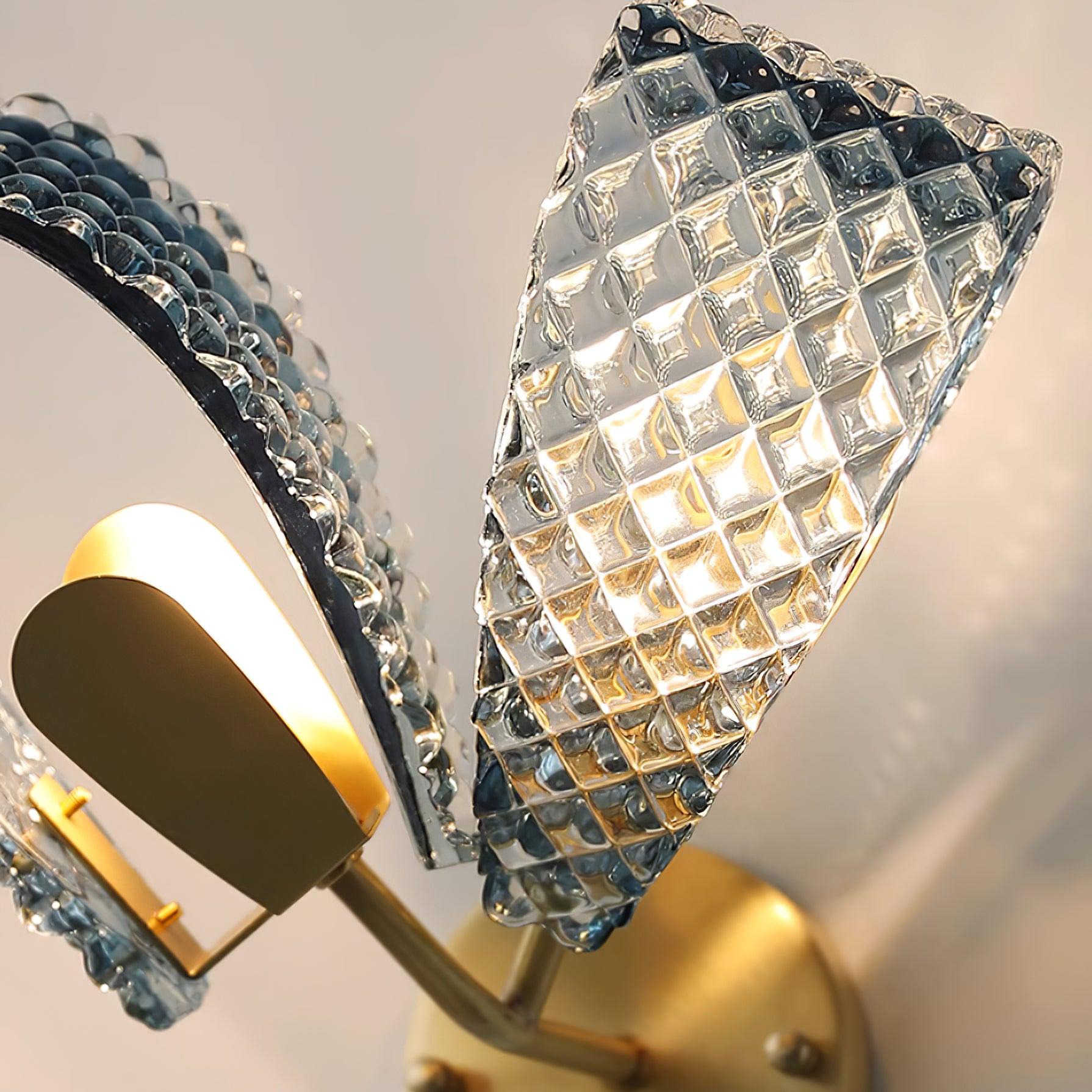 Aira Applique Murale Bleue en Verre Nervuré avec Bras en Laiton, Style Chic et Glamour - Neutralighting