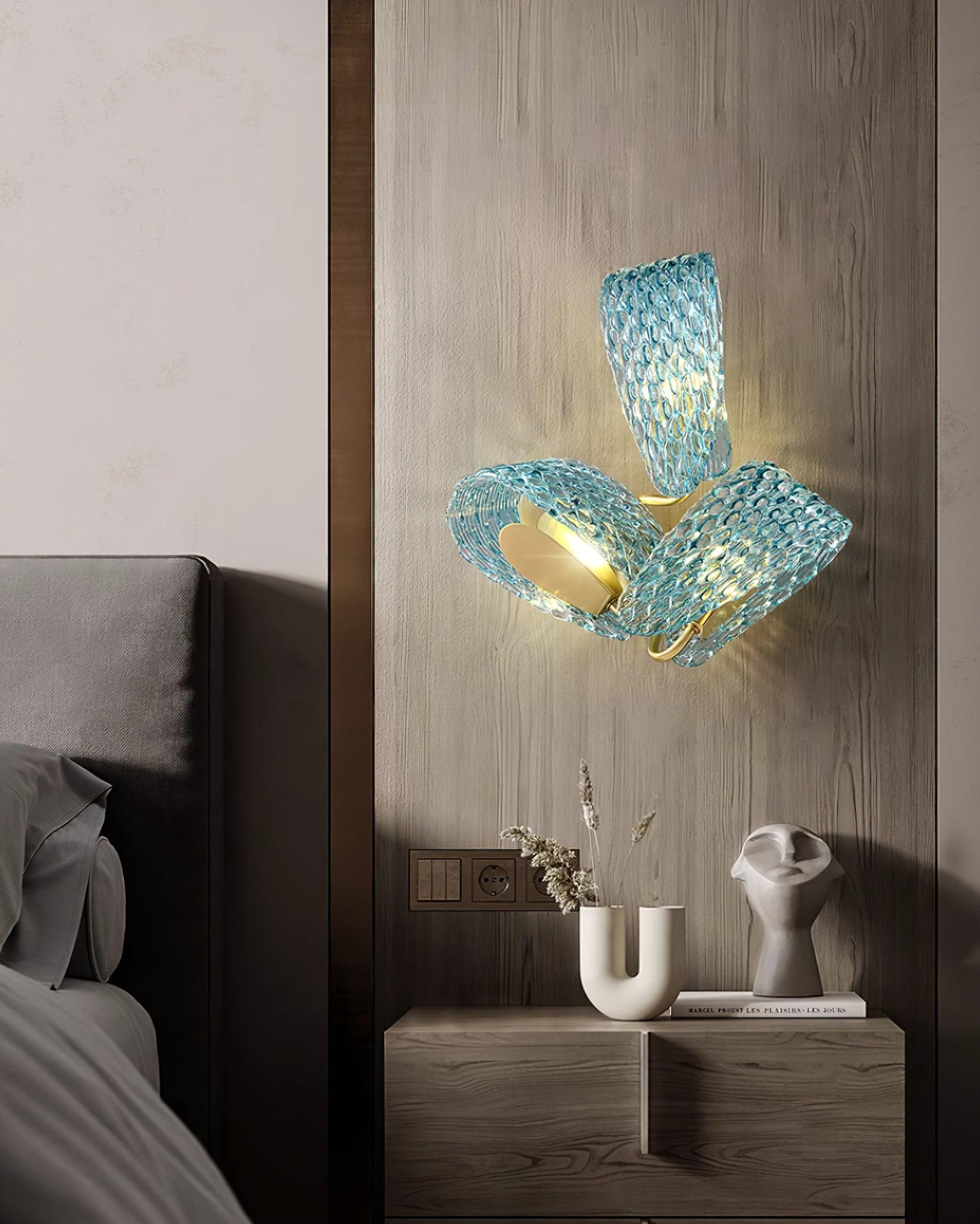 Aira Applique Murale Bleue en Verre Nervuré avec Bras en Laiton, Style Chic et Glamour - Neutralighting