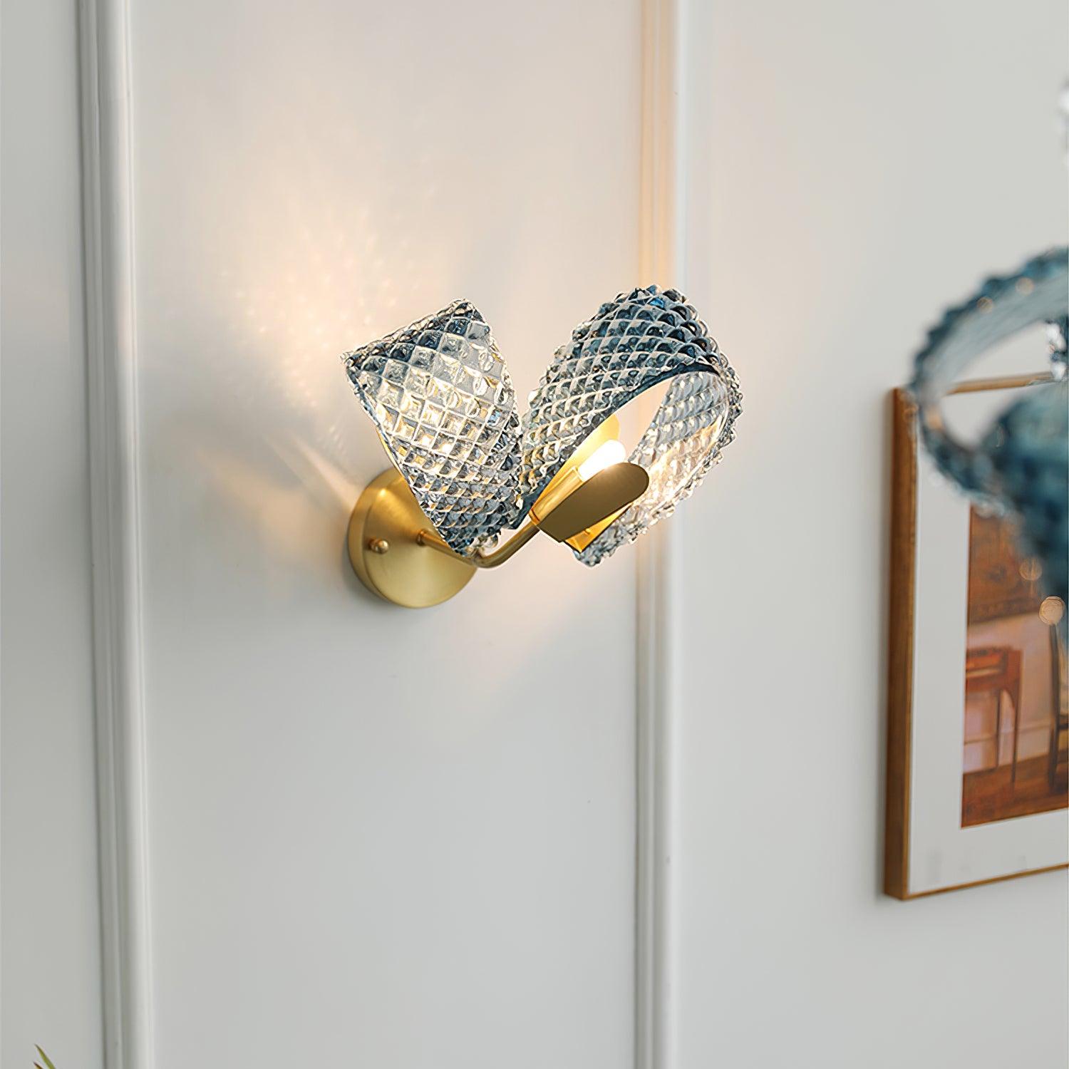 Aira Applique Murale Bleue en Verre Nervuré avec Bras en Laiton, Style Chic et Glamour - Neutralighting