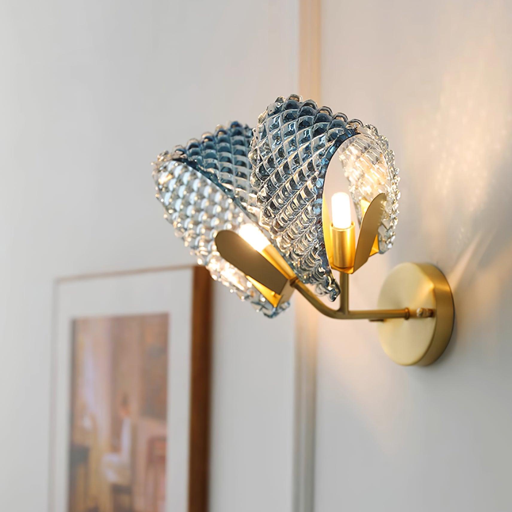 Aira Applique Murale Bleue en Verre Nervuré avec Bras en Laiton, Style Chic et Glamour - Neutralighting