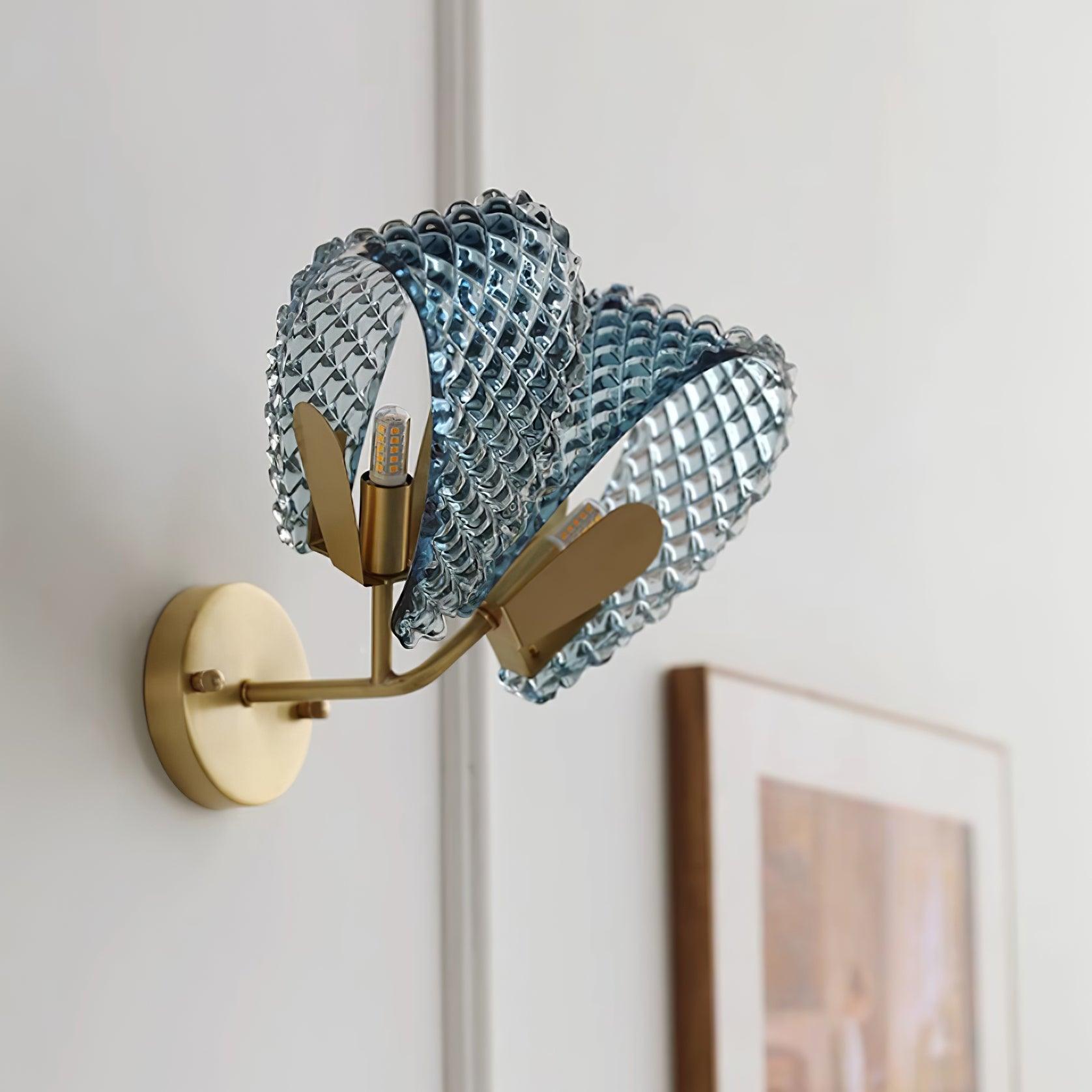 Aira Applique Murale Bleue en Verre Nervuré avec Bras en Laiton, Style Chic et Glamour - Neutralighting