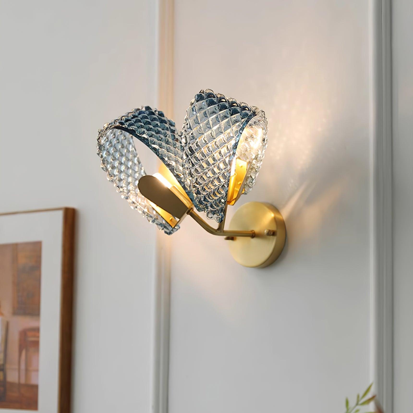 Aira Applique Murale Bleue en Verre Nervuré avec Bras en Laiton, Style Chic et Glamour - Neutralighting