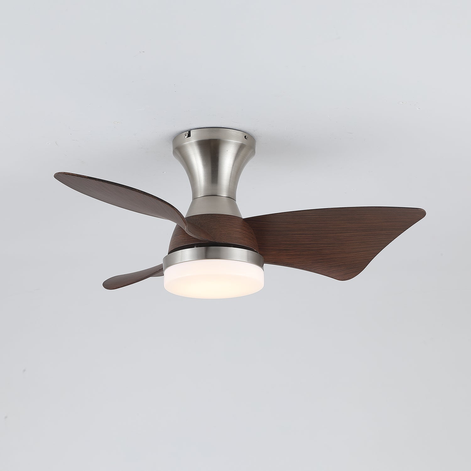 Plafonnier Ventilateur Aureon Moderne en Bois, installé dans un salon