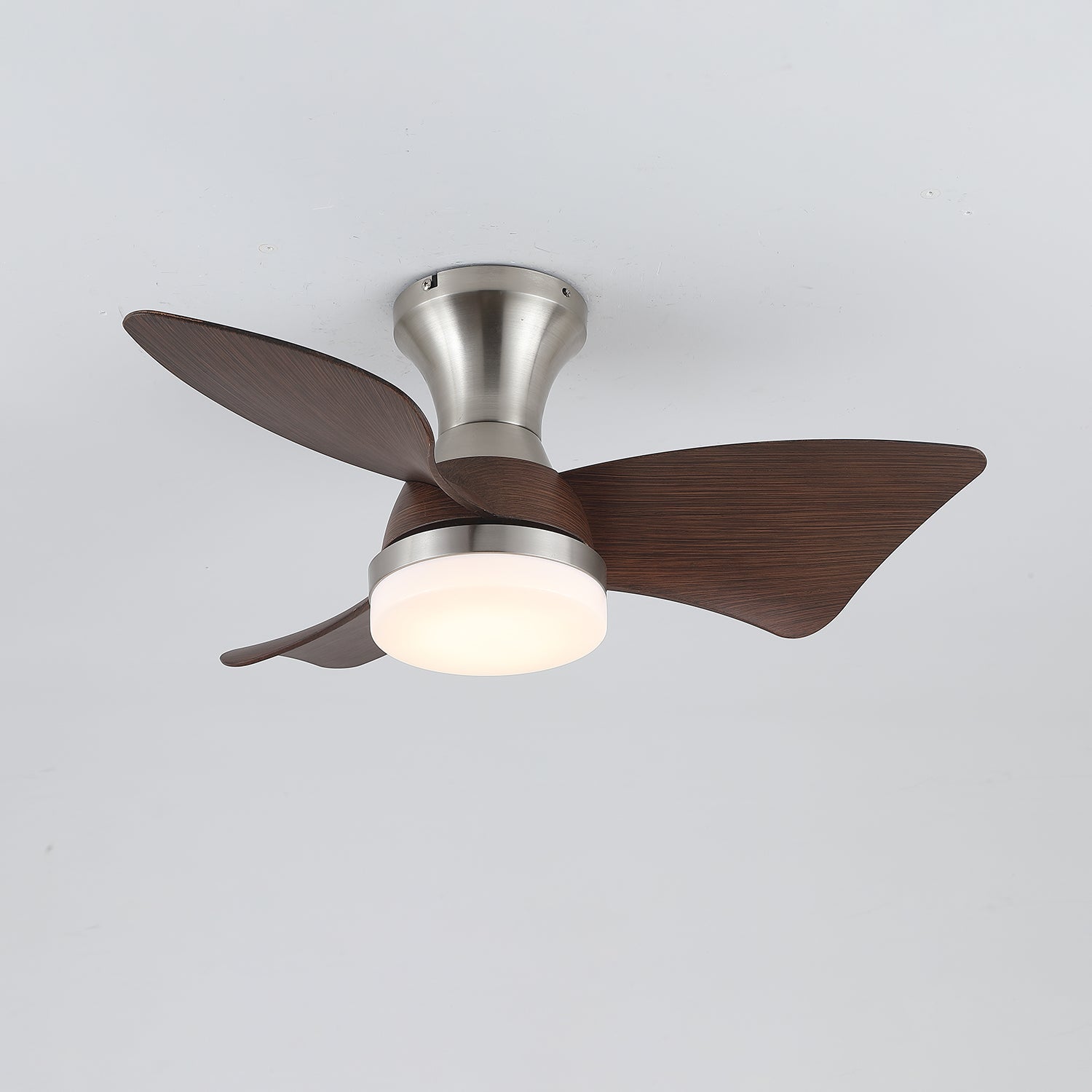 Plafonnier Ventilateur Aureon Moderne en Bois, installé dans une chambre