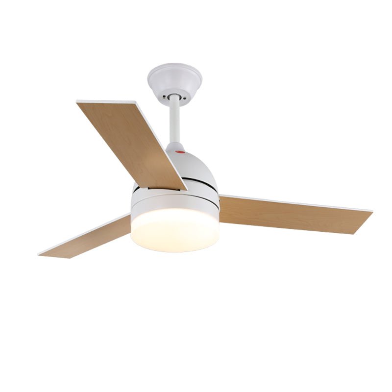 Éclairage d'ambiance fourni par le ventilateur de plafond Selena en bois avec lumière.