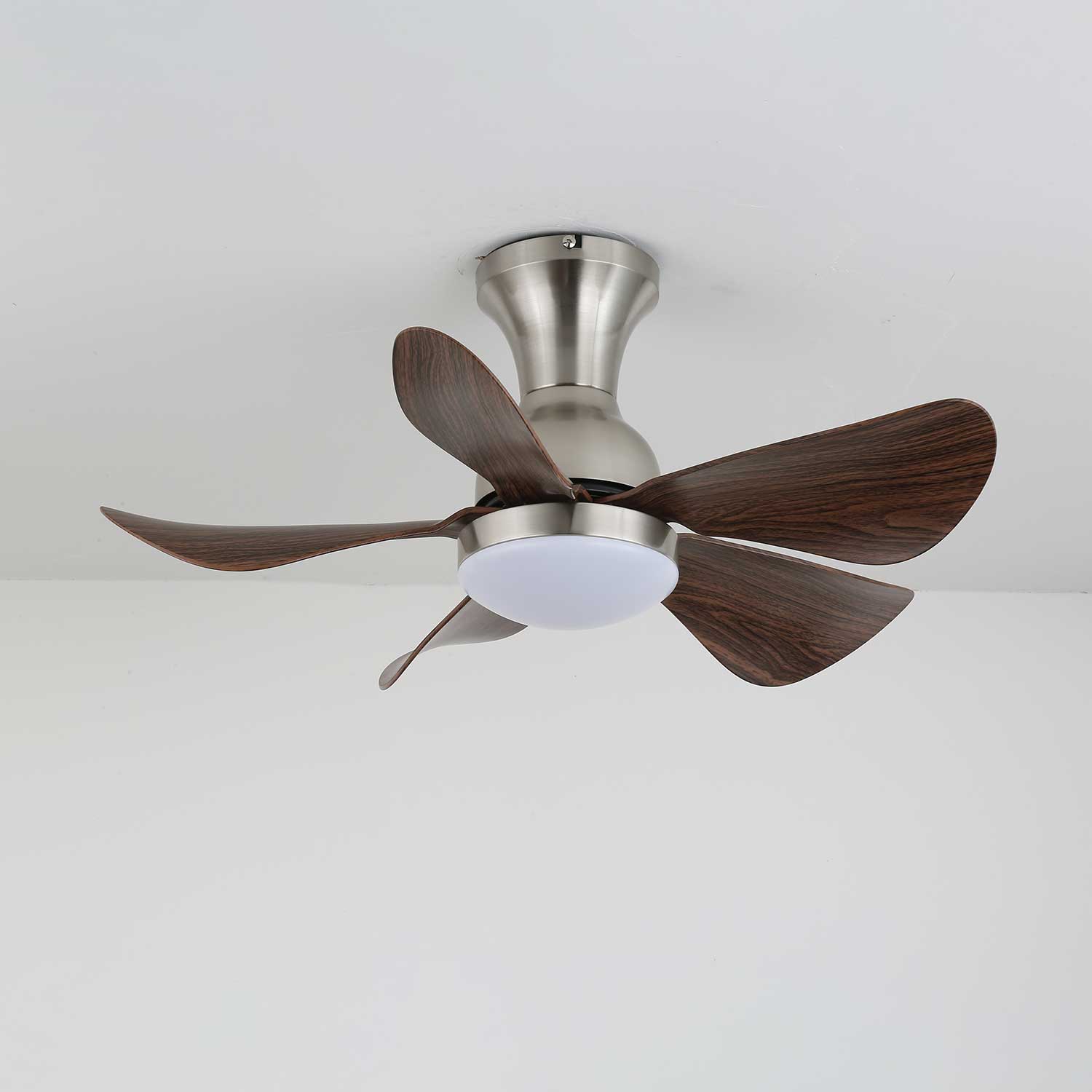 Dimensions du ventilateur de plafond Novaro avec lumière : Diamètre 70cm x Hauteur 30cm