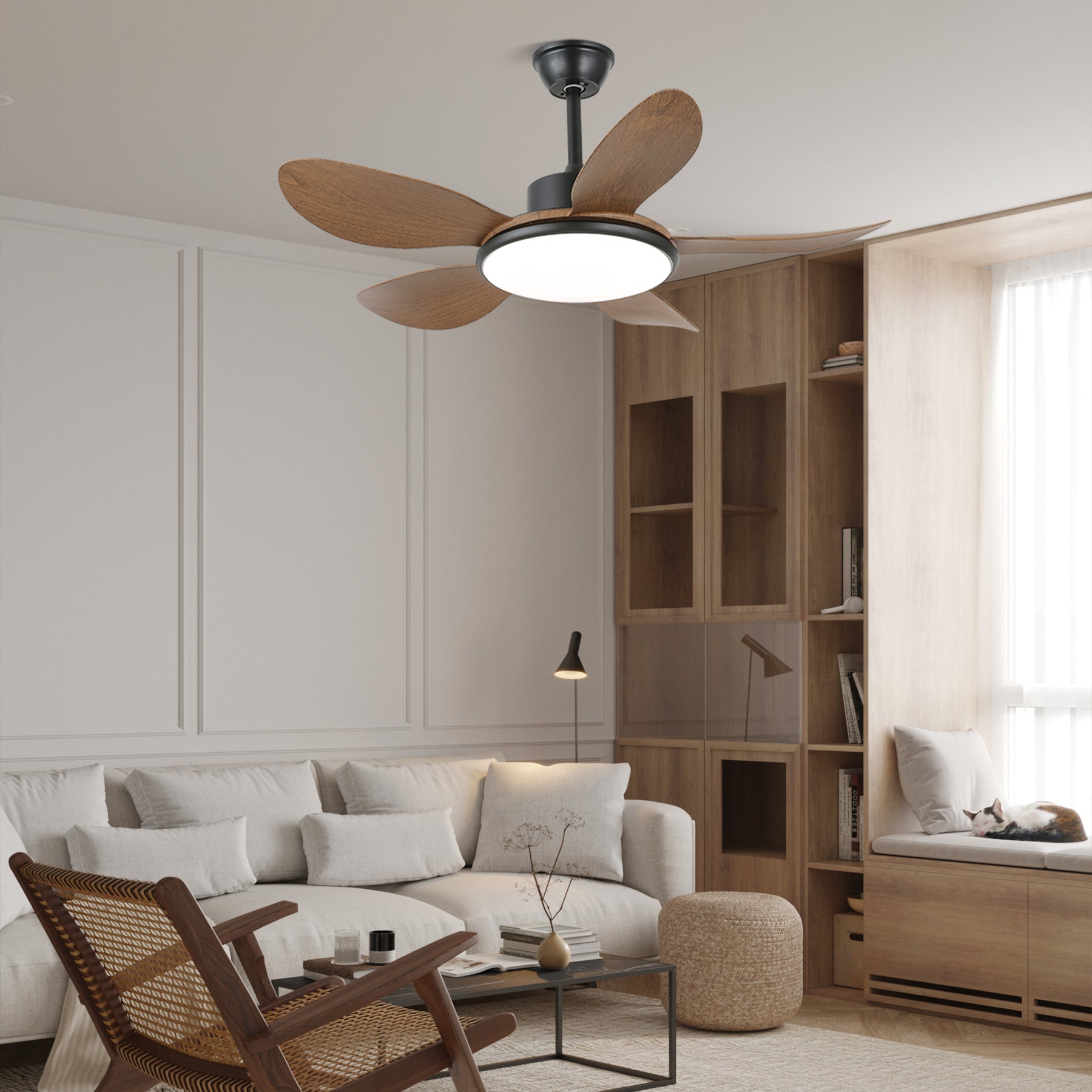 Plafonnier ventilateur Tirenor en bois avec pales effet grain de bois, vue en angle
