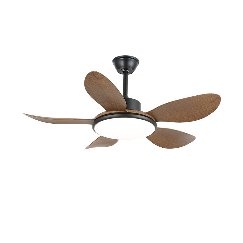 Plafonnier ventilateur Tirenor en bois, photo d'ambiance dans un salon