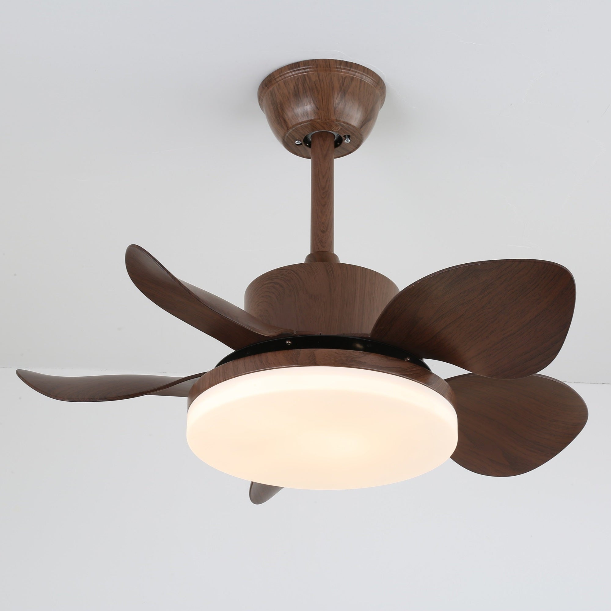 Plafonnier Ventilateur Alenya en bois présentant son design élégant