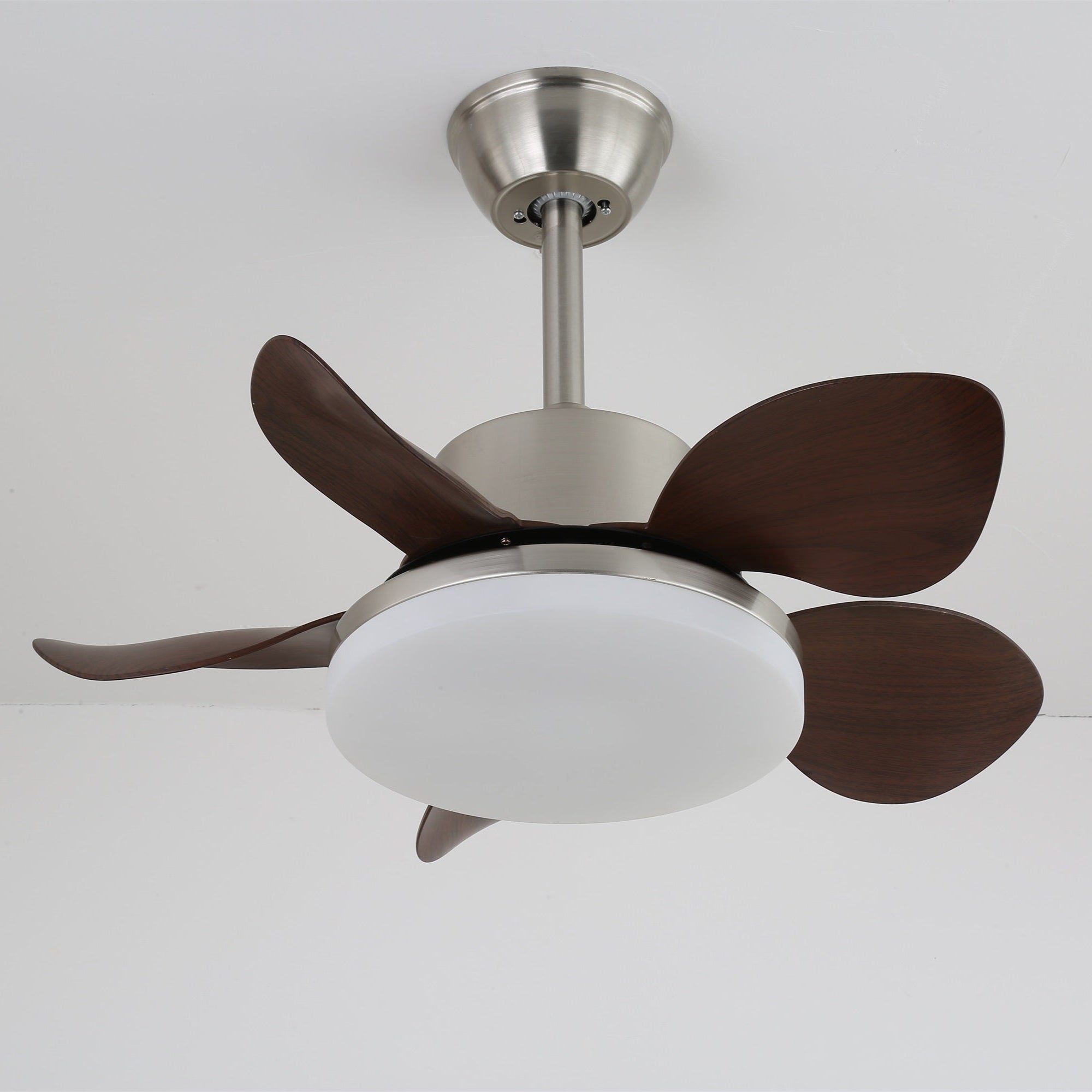 Plafonnier Ventilateur Alenya en bois avec sa lumière LED allumée